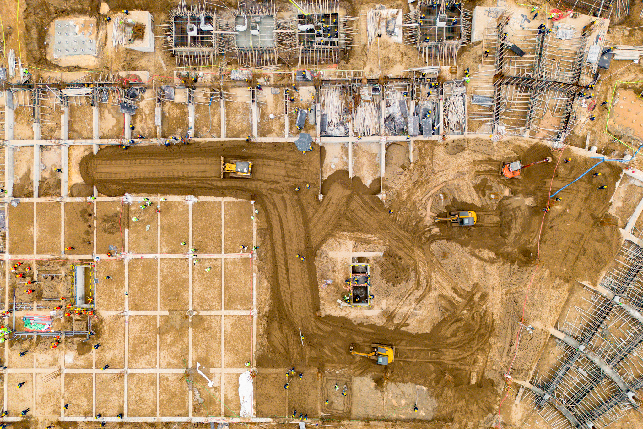 Đại công trường xây sân vận động lớn nhất thế giới: Ô tô nối đuôi nhau như đàn kiến, cần cẩu phủ kín đường chân trời - Ảnh 10.