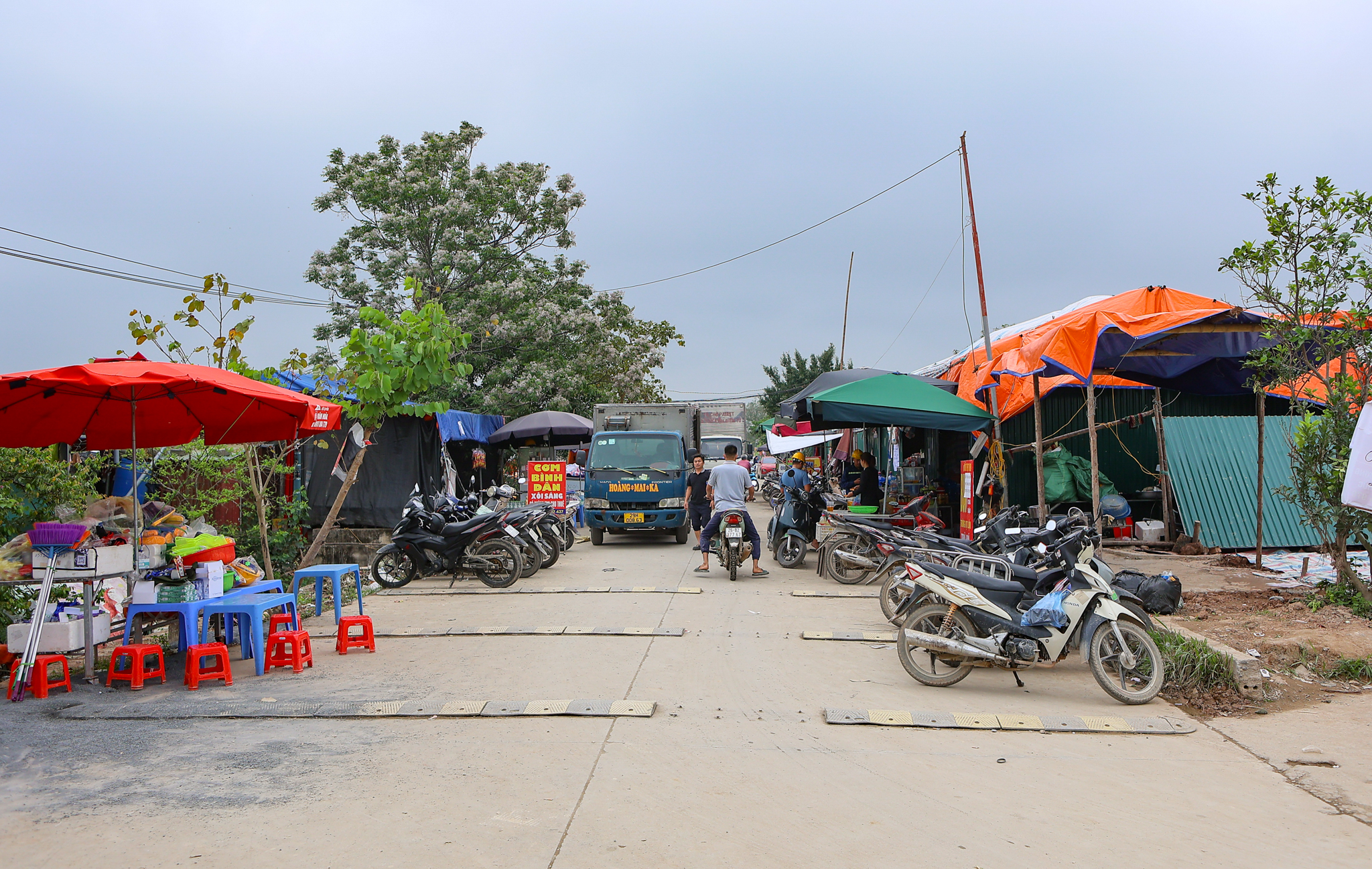Đại công trường xây sân vận động lớn nhất thế giới: Ô tô nối đuôi nhau như đàn kiến, cần cẩu phủ kín đường chân trời - Ảnh 13.