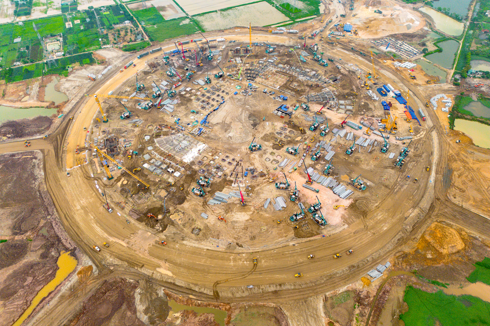 Đại công trường xây sân vận động lớn nhất thế giới: Ô tô nối đuôi nhau như đàn kiến, cần cẩu phủ kín đường chân trời - Ảnh 16.