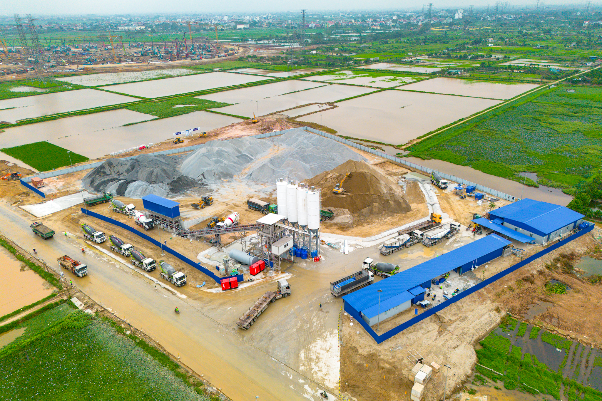 Đại công trường xây sân vận động lớn nhất thế giới: Ô tô nối đuôi nhau như đàn kiến, cần cẩu phủ kín đường chân trời - Ảnh 9.