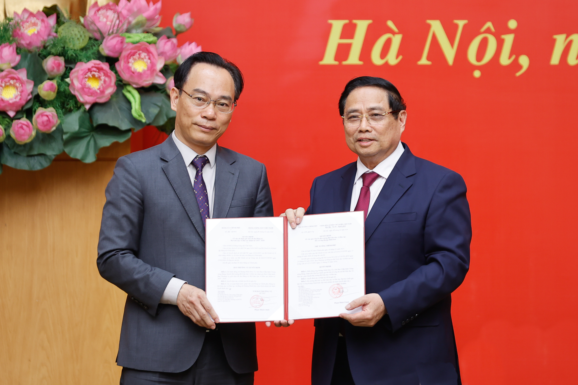 Thủ tướng trao quyết định điều động, bổ nhiệm 5 lãnh đạo bộ, cơ quan Trung ương - Ảnh 3.