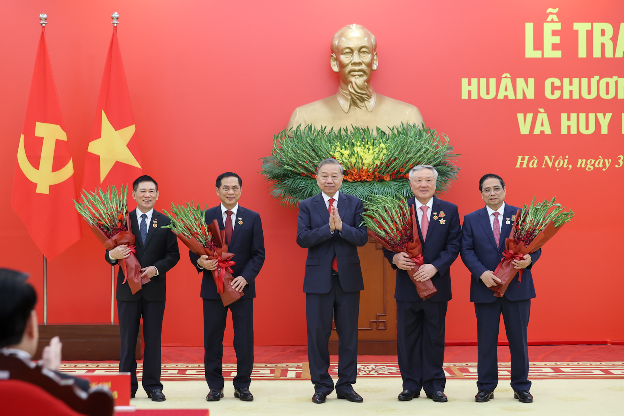 Tổng Bí thư Tô Lâm trao Huân chương Quân công hạng nhất và Huy hiệu Đảng tặng các đồng chí lãnh đạo, nguyên lãnh đạo- Ảnh 4.