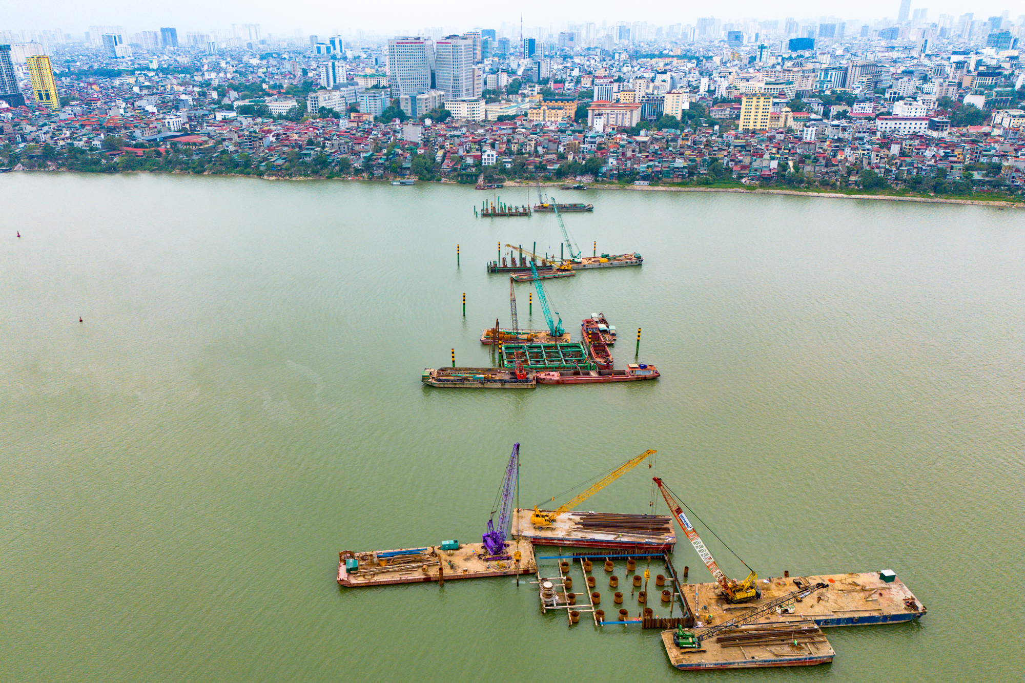 Toàn cảnh công trường xây cầu hơn 16.000 tỷ của Sun Group ở Hà Nội: Máy móc phủ kín mặt sông, phấn đấu hoàn thành nhanh nhất Việt Nam - Ảnh 2.