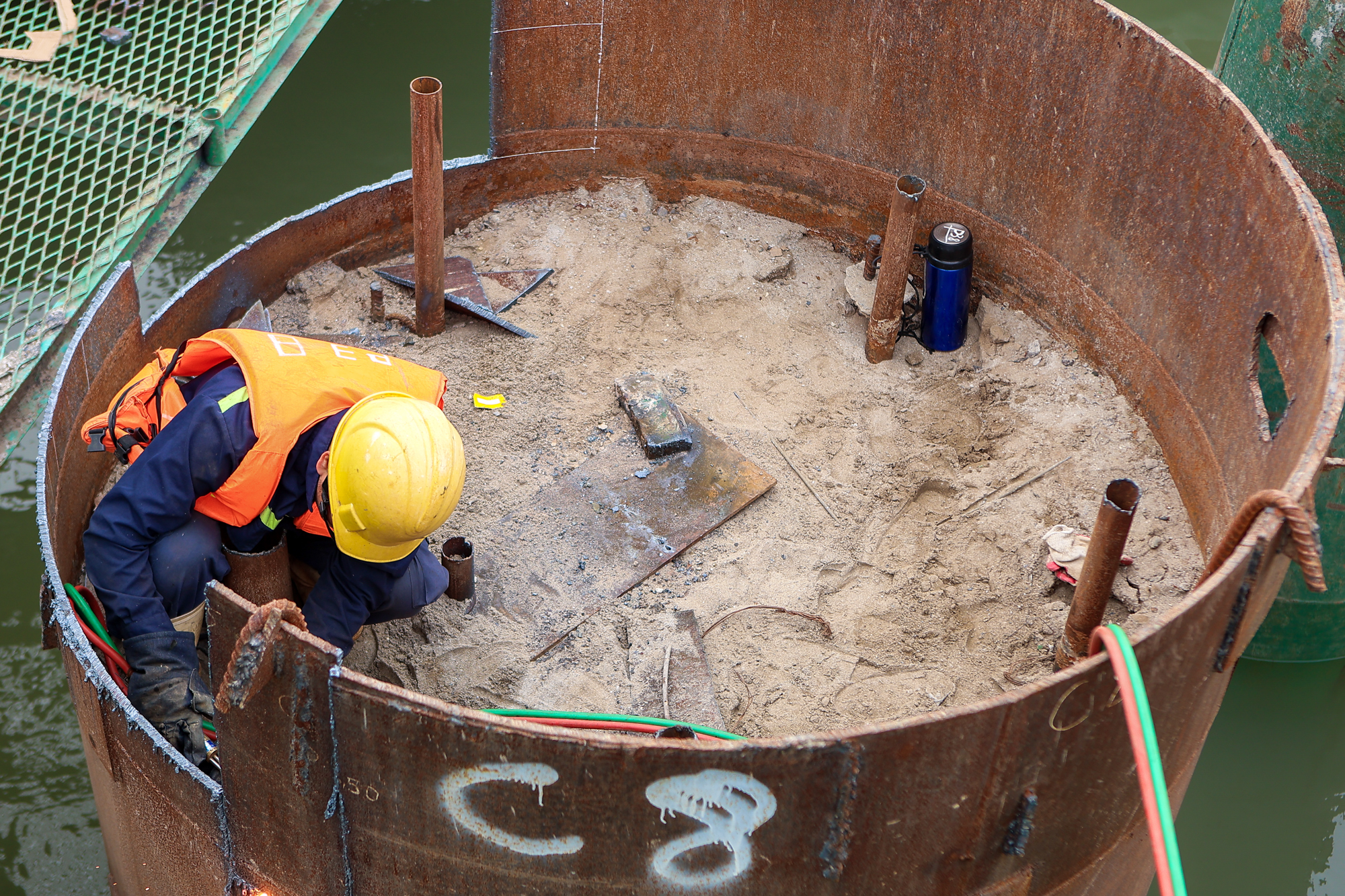 Toàn cảnh công trường xây cầu hơn 16.000 tỷ của Sun Group ở Hà Nội: Máy móc phủ kín mặt sông, phấn đấu hoàn thành nhanh nhất Việt Nam - Ảnh 7.