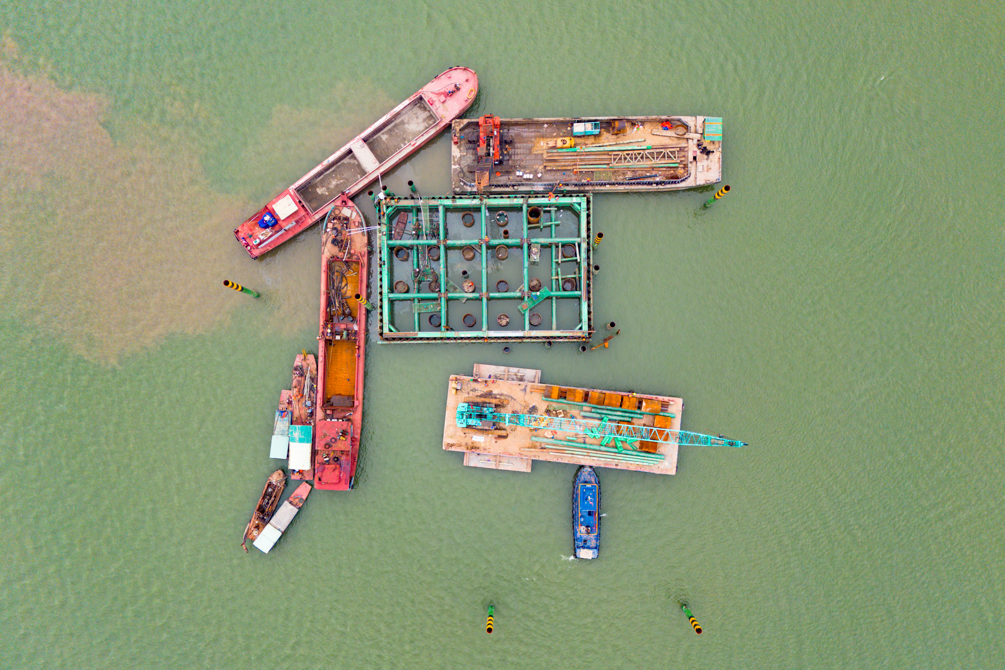 Toàn cảnh công trường xây cầu hơn 16.000 tỷ của Sun Group ở Hà Nội: Máy móc phủ kín mặt sông, phấn đấu hoàn thành nhanh nhất Việt Nam - Ảnh 8.