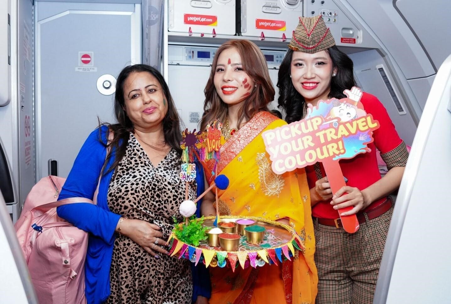 Không khí lễ hội sắc màu Holi ngập tràn các chuyến bay quốc tế của Vietjet - Ảnh 3.