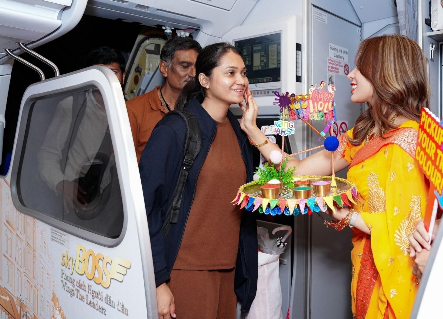 Không khí lễ hội sắc màu Holi ngập tràn các chuyến bay quốc tế của Vietjet - Ảnh 4.