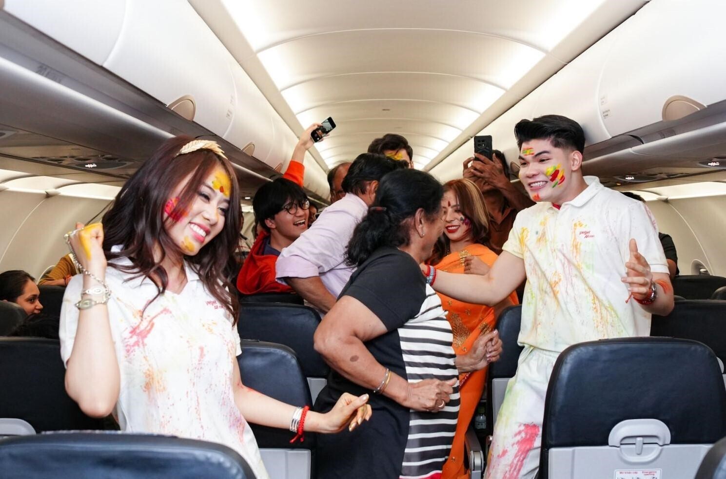 Không khí lễ hội sắc màu Holi ngập tràn các chuyến bay quốc tế của Vietjet - Ảnh 8.