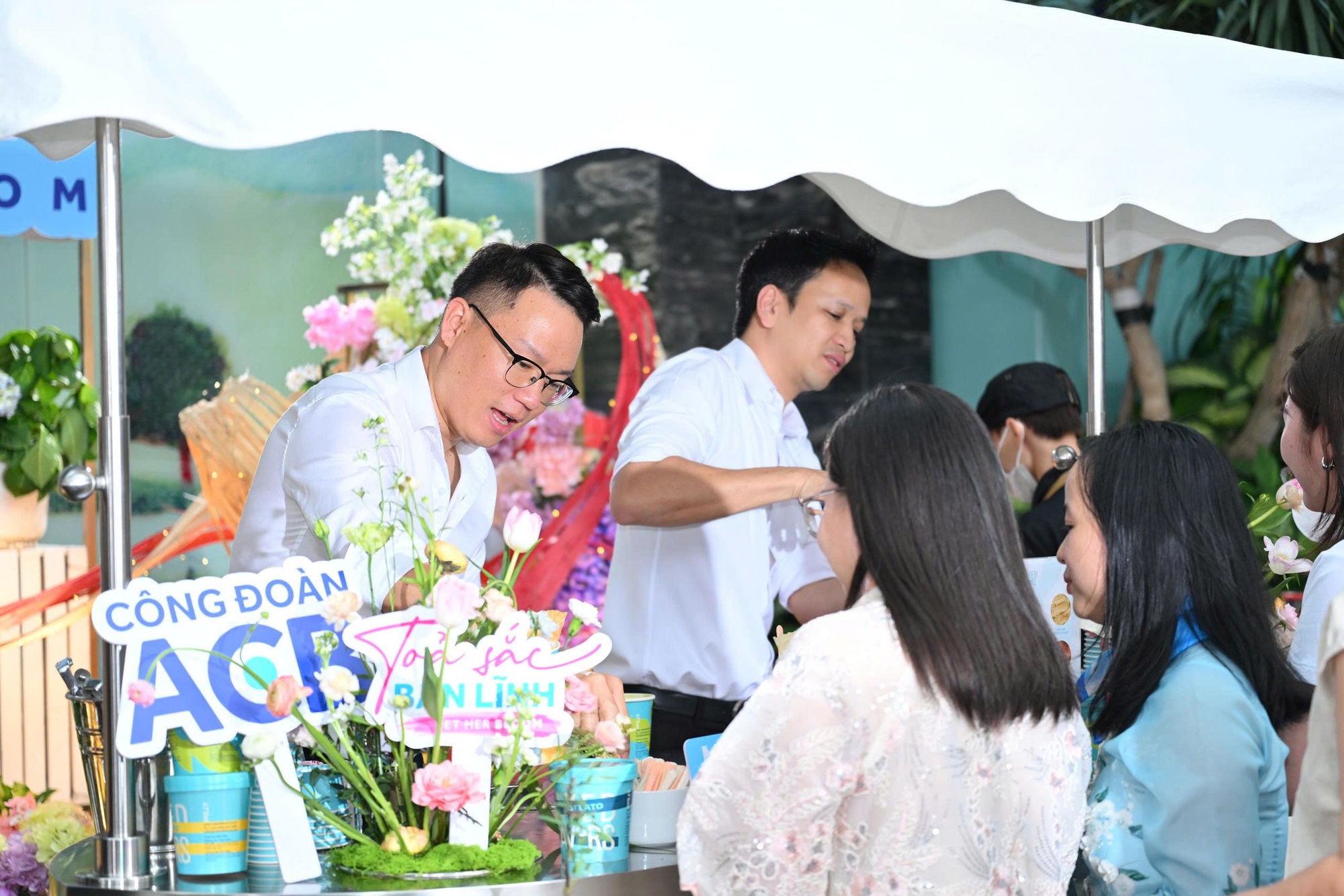 Khoảnh khắc ấm áp: 8 "soái ca" quyền lực của ACB lần đầu tiên cùng xuất hiện phát kem trong 3 giờ đồng hồ tặng nhân viên nữ nhân dịp 8/3 - Ảnh 10.