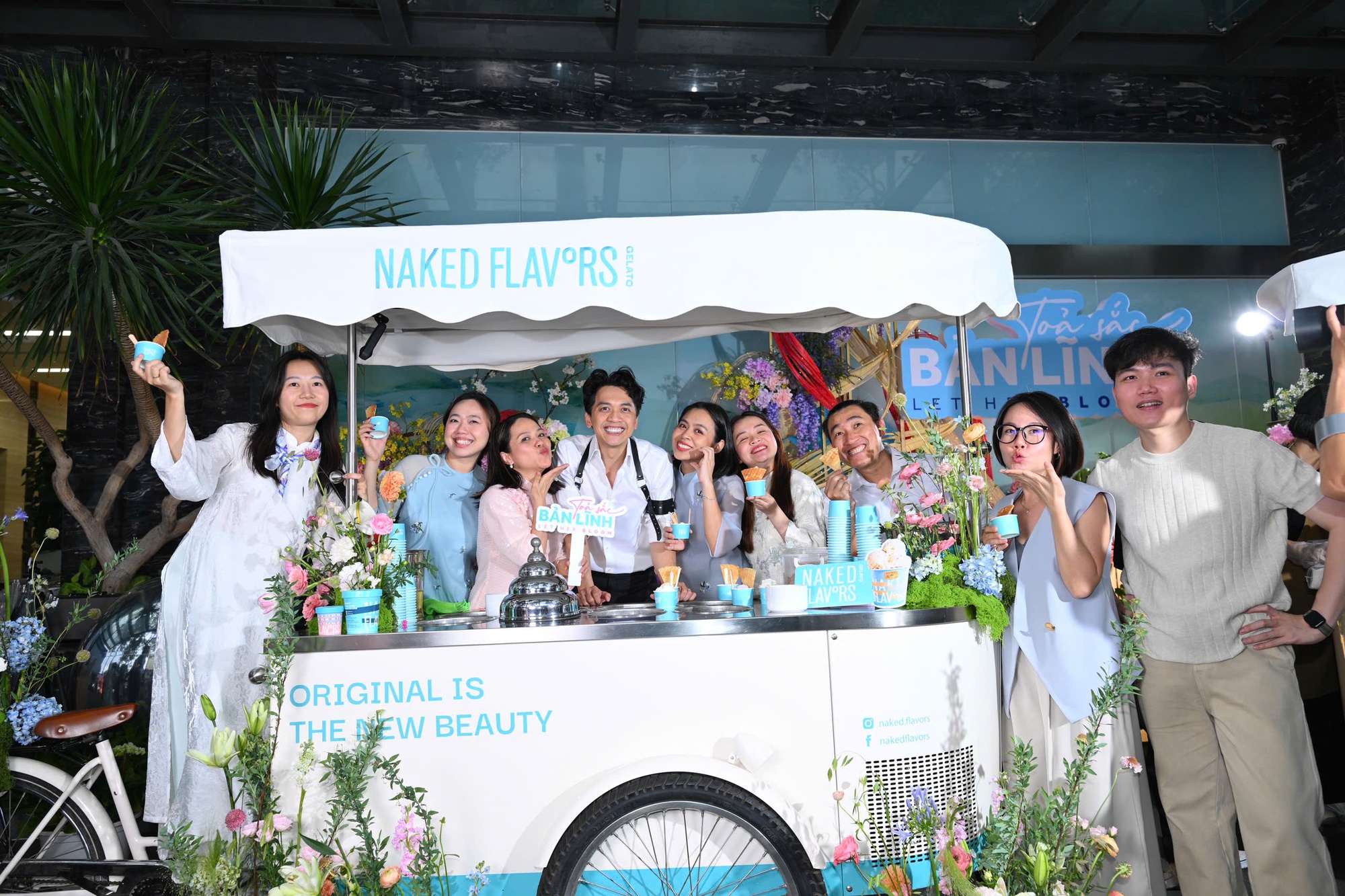 Khoảnh khắc ấm áp: 8 "soái ca" quyền lực của ACB lần đầu tiên cùng xuất hiện phát kem trong 3 giờ đồng hồ tặng nhân viên nữ nhân dịp 8/3 - Ảnh 12.