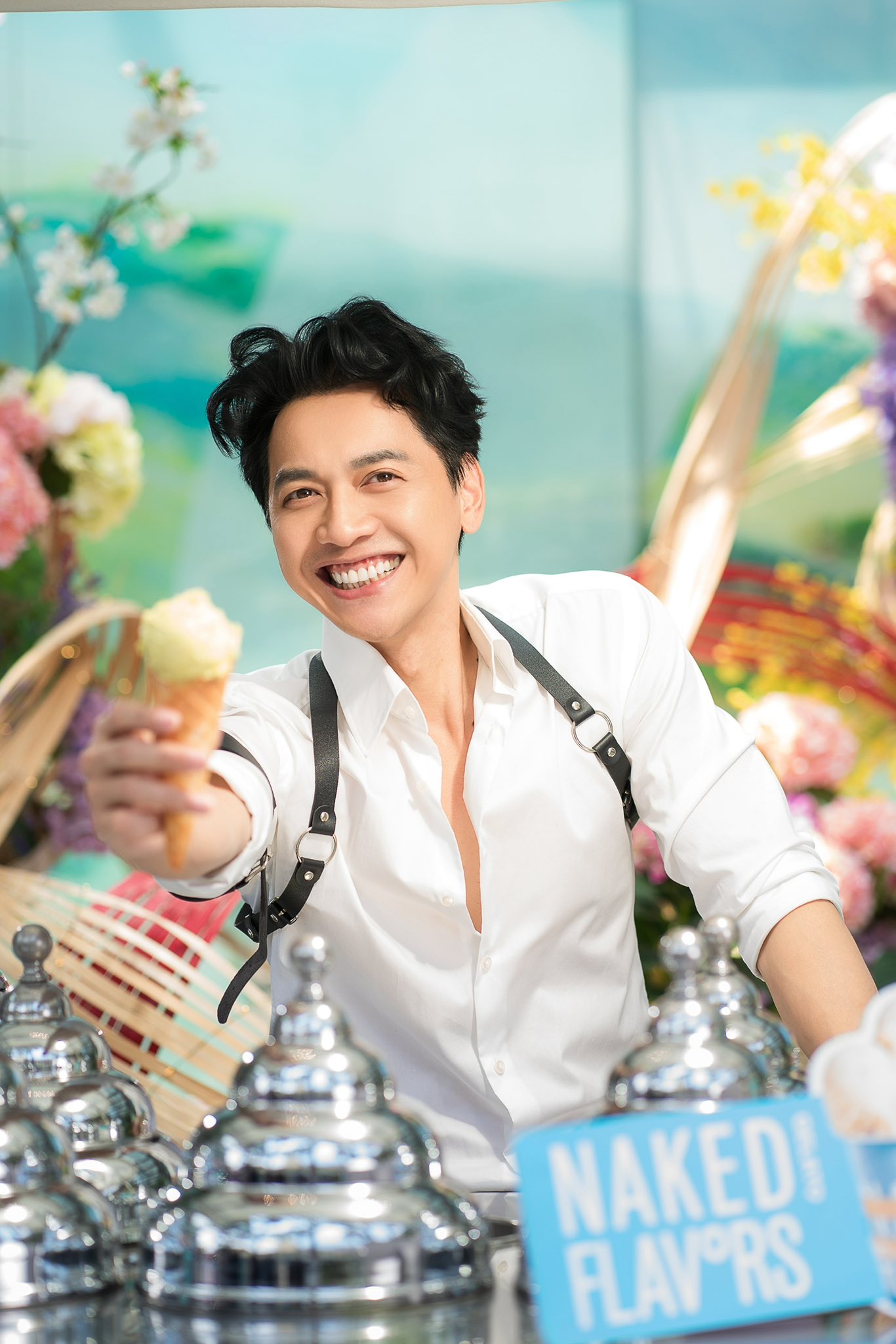 Khoảnh khắc ấm áp: 8 "soái ca" quyền lực của ACB lần đầu tiên cùng xuất hiện phát kem trong 3 giờ đồng hồ tặng nhân viên nữ nhân dịp 8/3 - Ảnh 1.