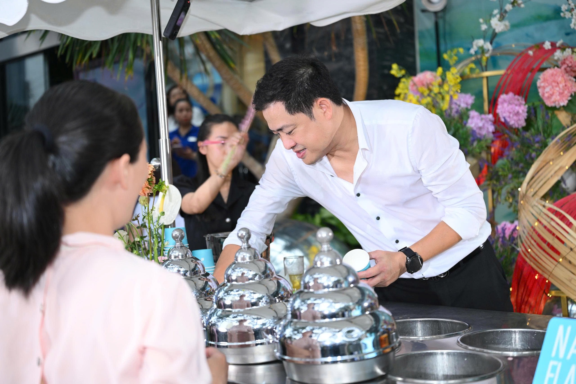 Khoảnh khắc ấm áp: 8 "soái ca" quyền lực của ACB lần đầu tiên cùng xuất hiện phát kem trong 3 giờ đồng hồ tặng nhân viên nữ nhân dịp 8/3 - Ảnh 8.