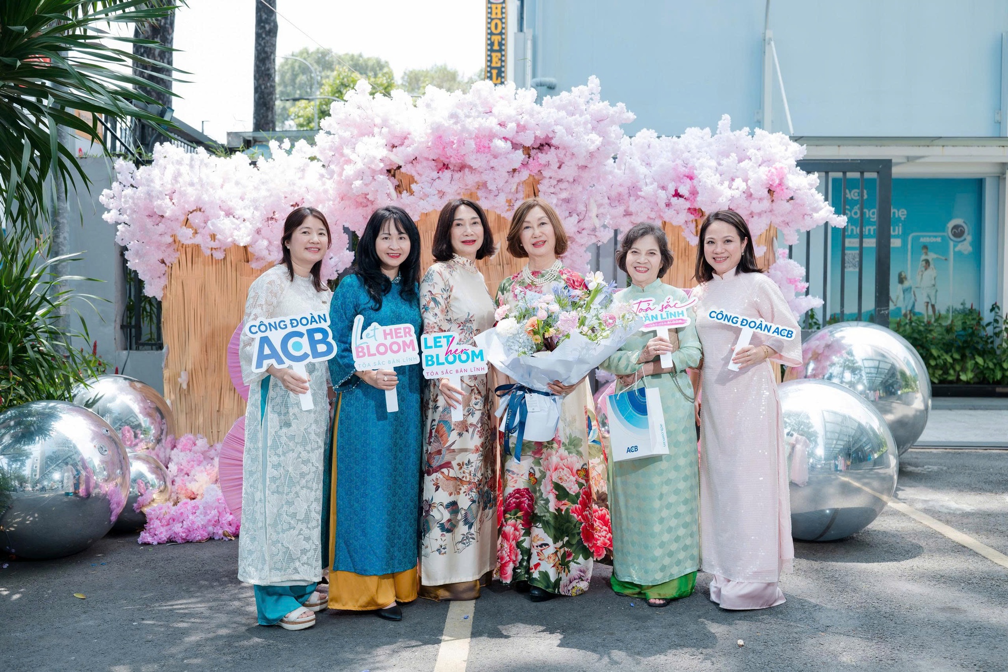 Khoảnh khắc ấm áp: 8 "soái ca" quyền lực của ACB lần đầu tiên cùng xuất hiện phát kem trong 3 giờ đồng hồ tặng nhân viên nữ nhân dịp 8/3 - Ảnh 11.