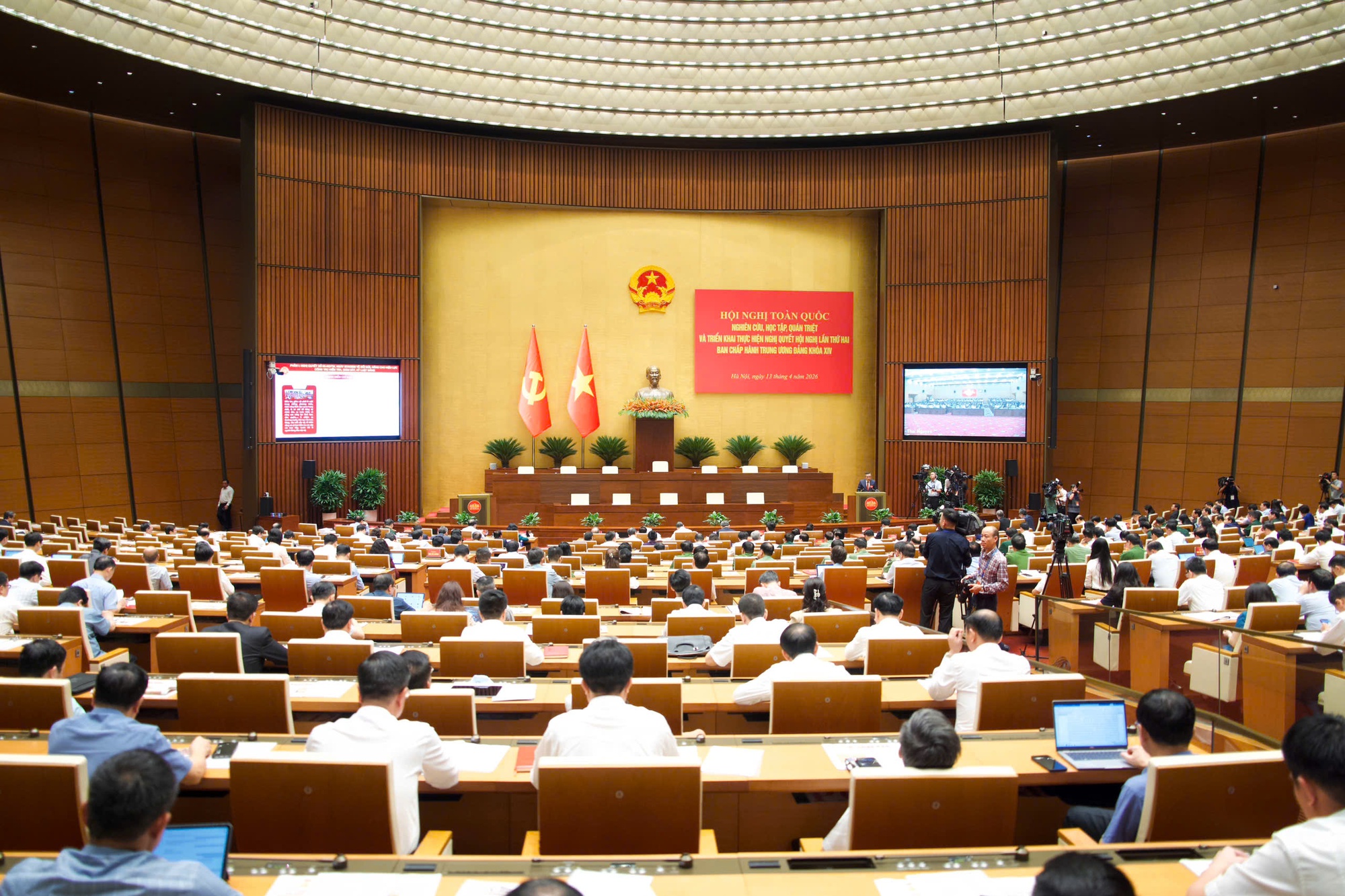 Từng bước kiểm soát đúng, đầy đủ tài sản, thu nhập của cán bộ, đảng viên - Ảnh 3.