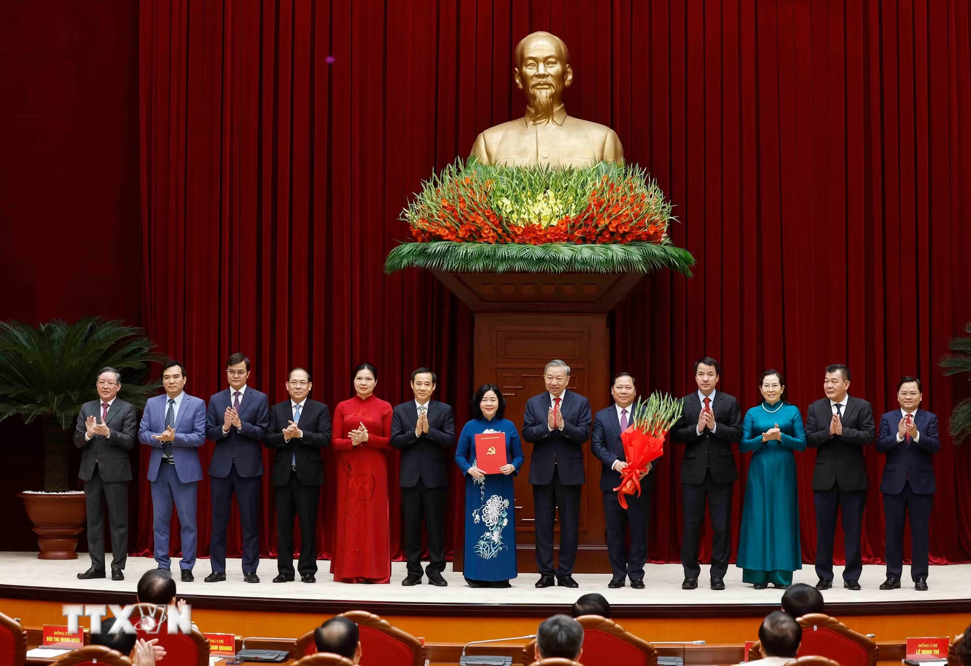 Tổng Bí thư, Chủ tịch nước trao các quyết định của Bộ Chính trị về công tác cán bộ- Ảnh 3.