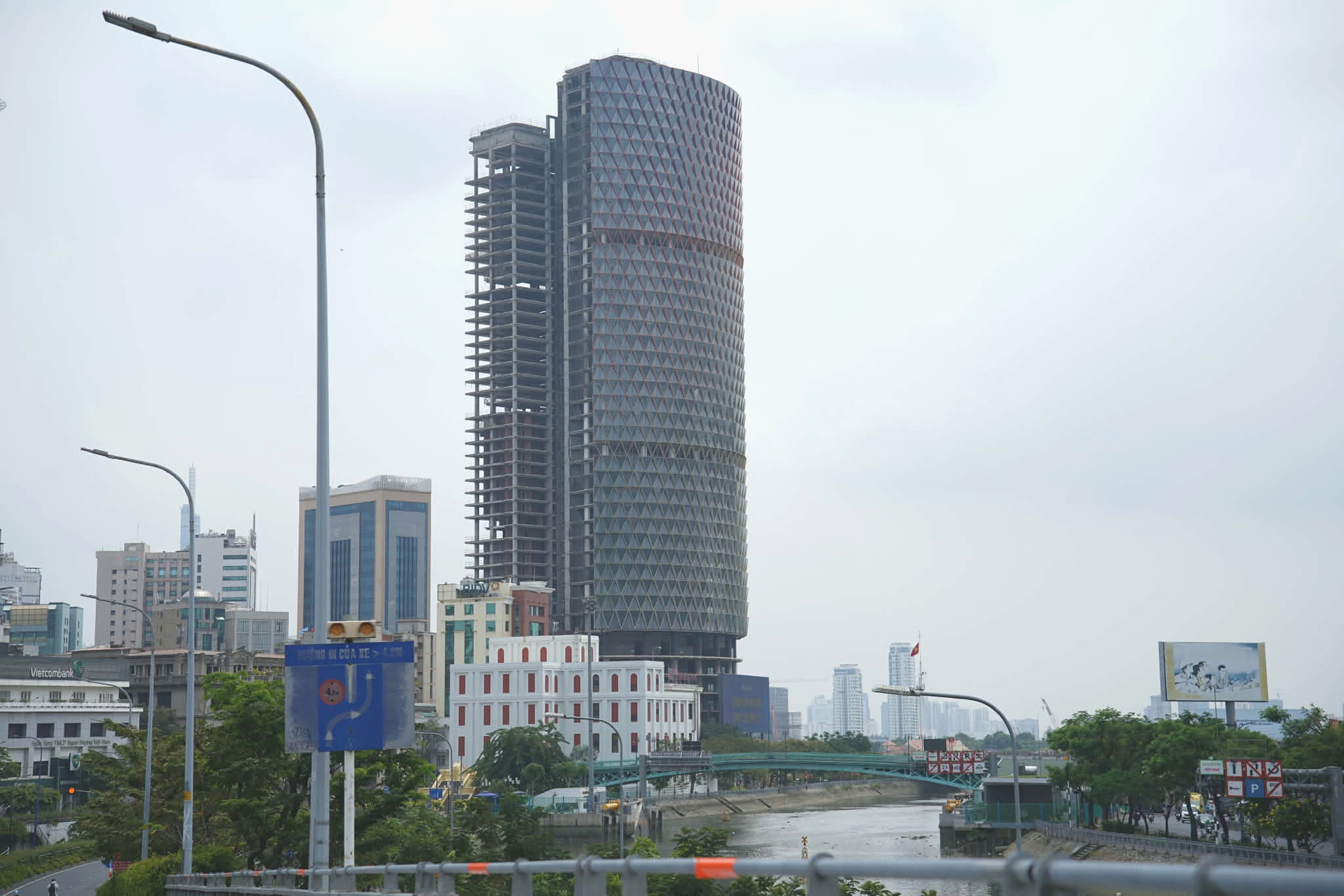 Hiện trạng tòa nhà "tai tiếng" tọa lạc ngay khu đất vàng của bà Trương Mỹ Lan hiện ra sao? - Ảnh 1.