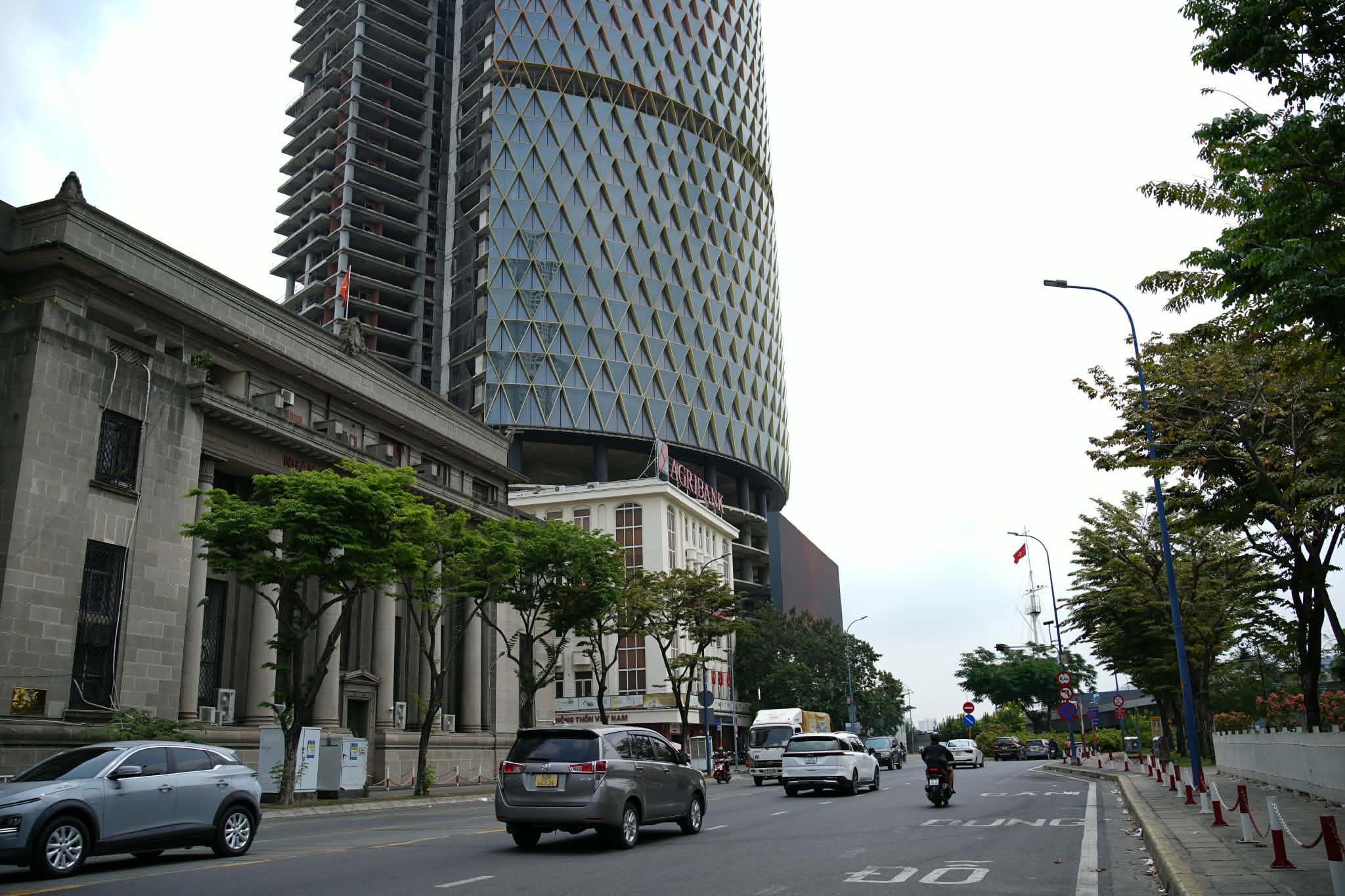 Hiện trạng tòa nhà "tai tiếng" tọa lạc ngay khu đất vàng của bà Trương Mỹ Lan hiện ra sao? - Ảnh 2.