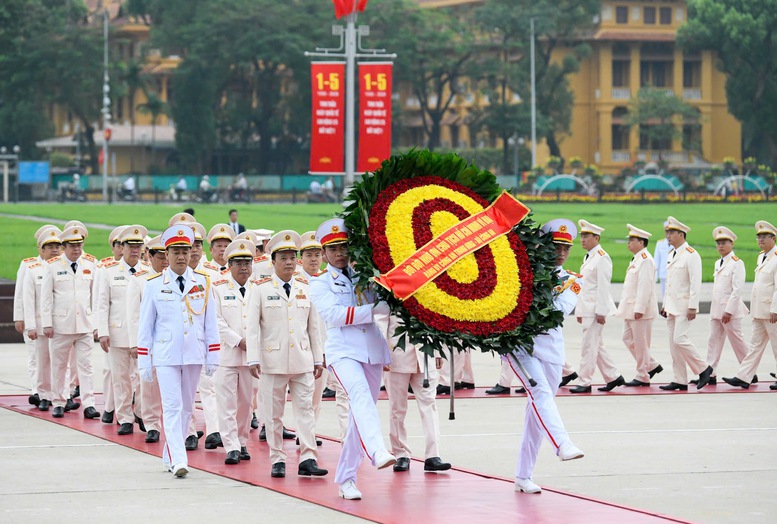 Lãnh đạo Đảng, Nhà nước vào Lăng viếng Chủ tịch Hồ Chí Minh nhân kỷ niệm 51 năm Ngày giải phóng miền Nam, thống nhất đất nước - Ảnh 4.