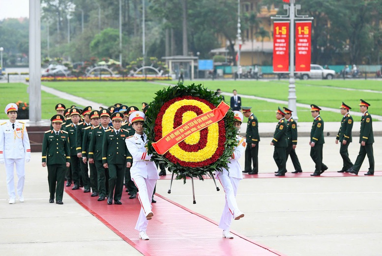 Lãnh đạo Đảng, Nhà nước vào Lăng viếng Chủ tịch Hồ Chí Minh nhân kỷ niệm 51 năm Ngày giải phóng miền Nam, thống nhất đất nước - Ảnh 3.
