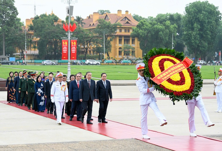 Lãnh đạo Đảng, Nhà nước vào Lăng viếng Chủ tịch Hồ Chí Minh nhân kỷ niệm 51 năm Ngày giải phóng miền Nam, thống nhất đất nước - Ảnh 1.