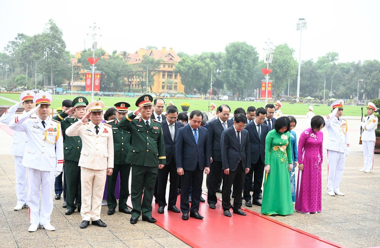 Lãnh đạo Đảng, Nhà nước vào Lăng viếng Chủ tịch Hồ Chí Minh nhân kỷ niệm 51 năm Ngày giải phóng miền Nam, thống nhất đất nước - Ảnh 5.