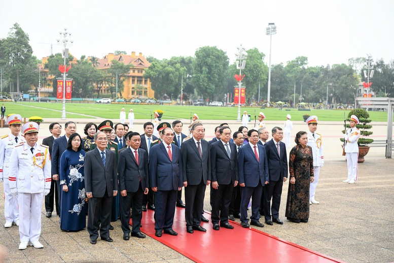Lãnh đạo Đảng, Nhà nước vào Lăng viếng Chủ tịch Hồ Chí Minh nhân kỷ niệm 51 năm Ngày giải phóng miền Nam, thống nhất đất nước - Ảnh 2.