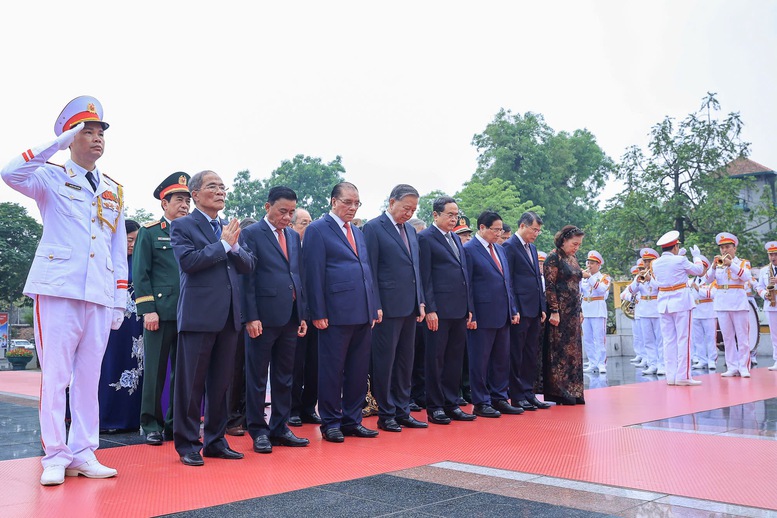 Lãnh đạo Đảng, Nhà nước vào Lăng viếng Chủ tịch Hồ Chí Minh nhân kỷ niệm 51 năm Ngày giải phóng miền Nam, thống nhất đất nước - Ảnh 6.