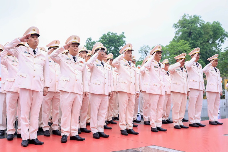 Lãnh đạo Đảng, Nhà nước vào Lăng viếng Chủ tịch Hồ Chí Minh nhân kỷ niệm 51 năm Ngày giải phóng miền Nam, thống nhất đất nước - Ảnh 8.