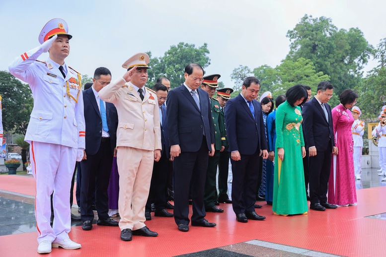 Lãnh đạo Đảng, Nhà nước vào Lăng viếng Chủ tịch Hồ Chí Minh nhân kỷ niệm 51 năm Ngày giải phóng miền Nam, thống nhất đất nước - Ảnh 9.