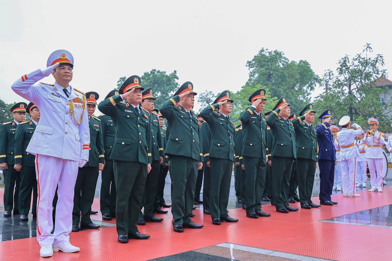 Lãnh đạo Đảng, Nhà nước vào Lăng viếng Chủ tịch Hồ Chí Minh nhân kỷ niệm 51 năm Ngày giải phóng miền Nam, thống nhất đất nước - Ảnh 7.