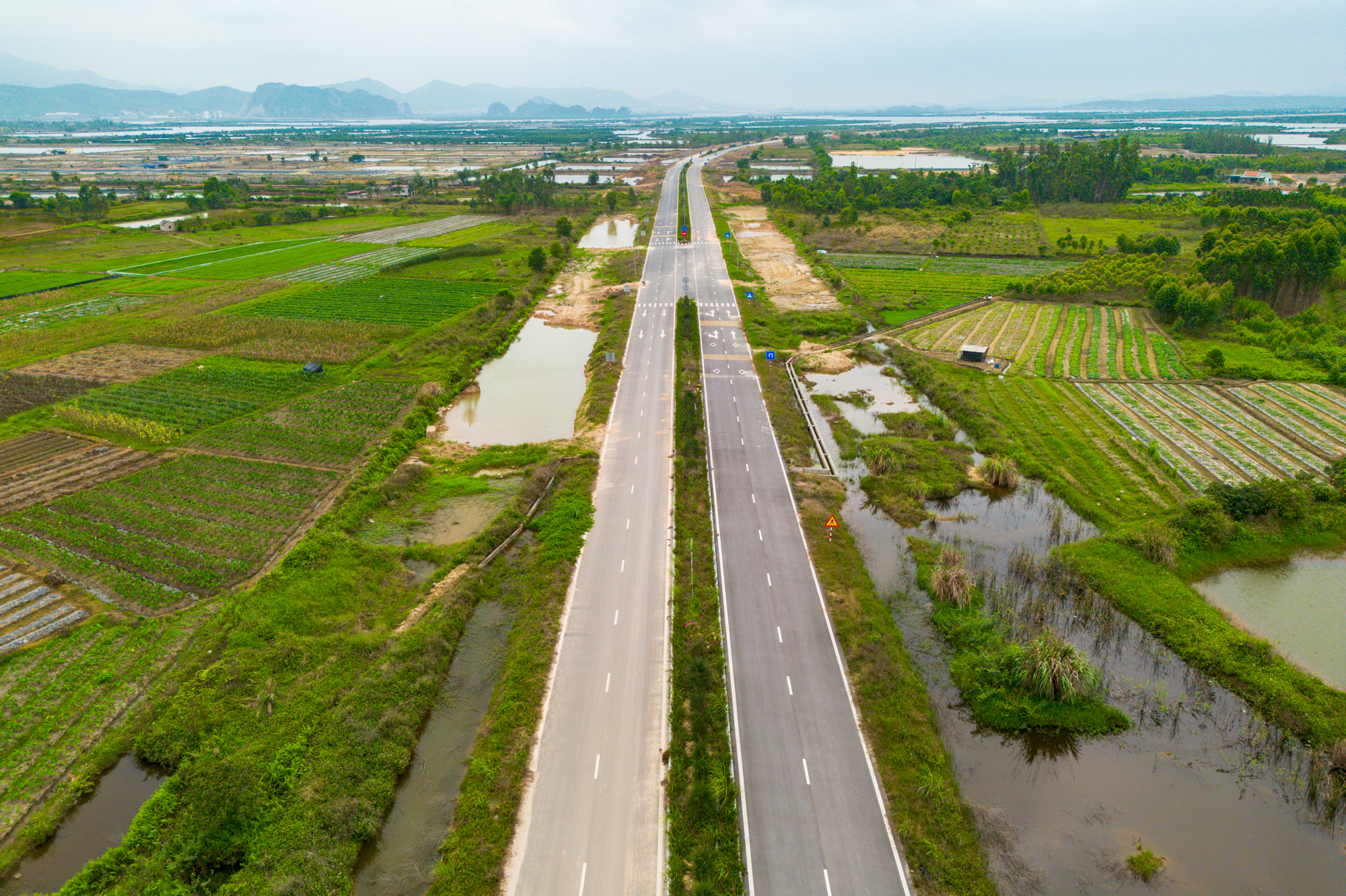Cận cảnh nút giao rộng gấp 7 lần hồ Hoàn Kiếm, có đường nhánh dài gấp 6 lần nhịp chính cầu Nhật Tân, kết nối trực tiếp tới  siêu đô thị 18 tỷ USD tại Quảng Ninh- Ảnh 12.