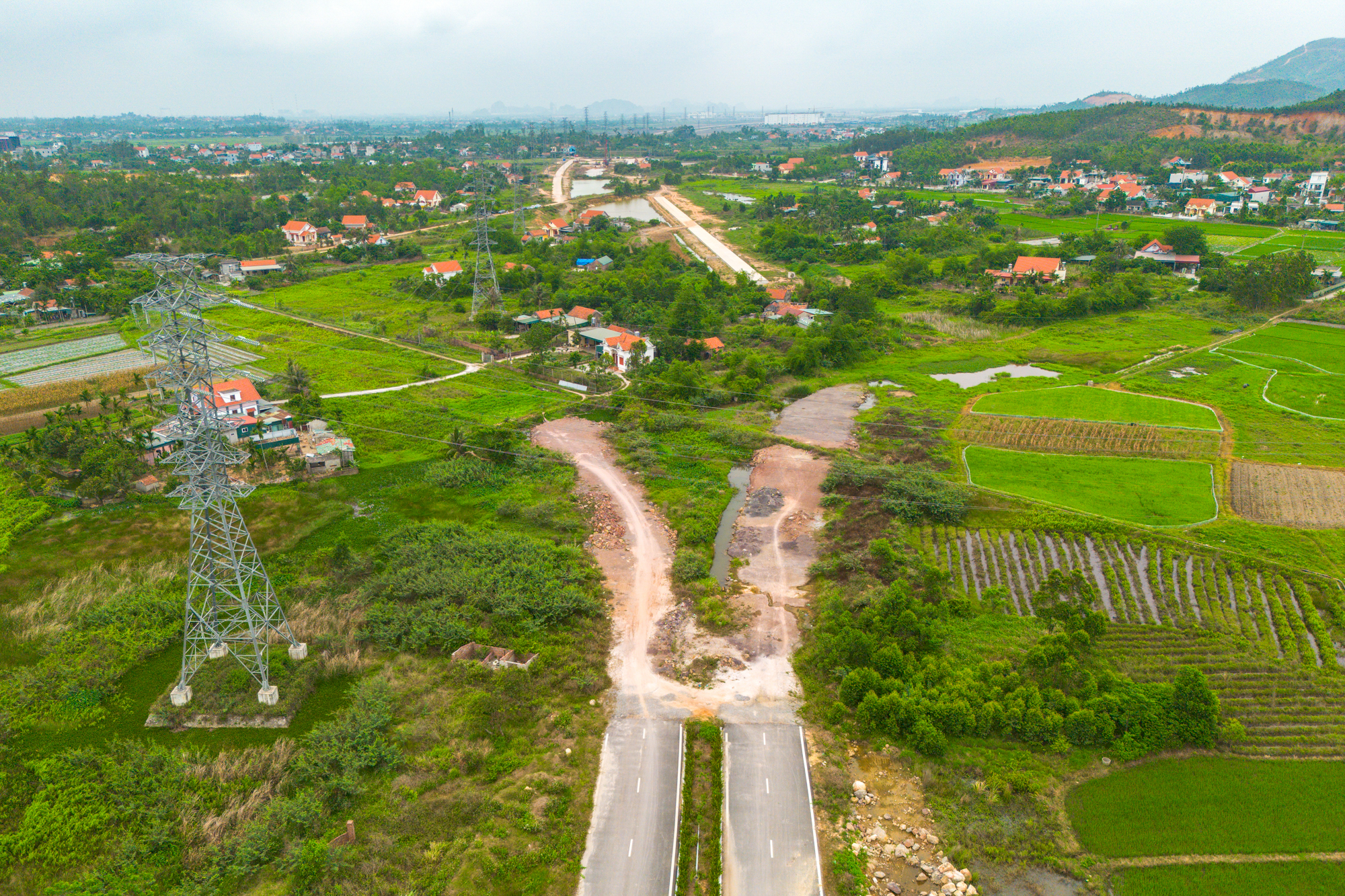 Cận cảnh nút giao rộng gấp 7 lần hồ Hoàn Kiếm, có đường nhánh dài gấp 6 lần nhịp chính cầu Nhật Tân, kết nối trực tiếp tới  siêu đô thị 18 tỷ USD tại Quảng Ninh- Ảnh 6.