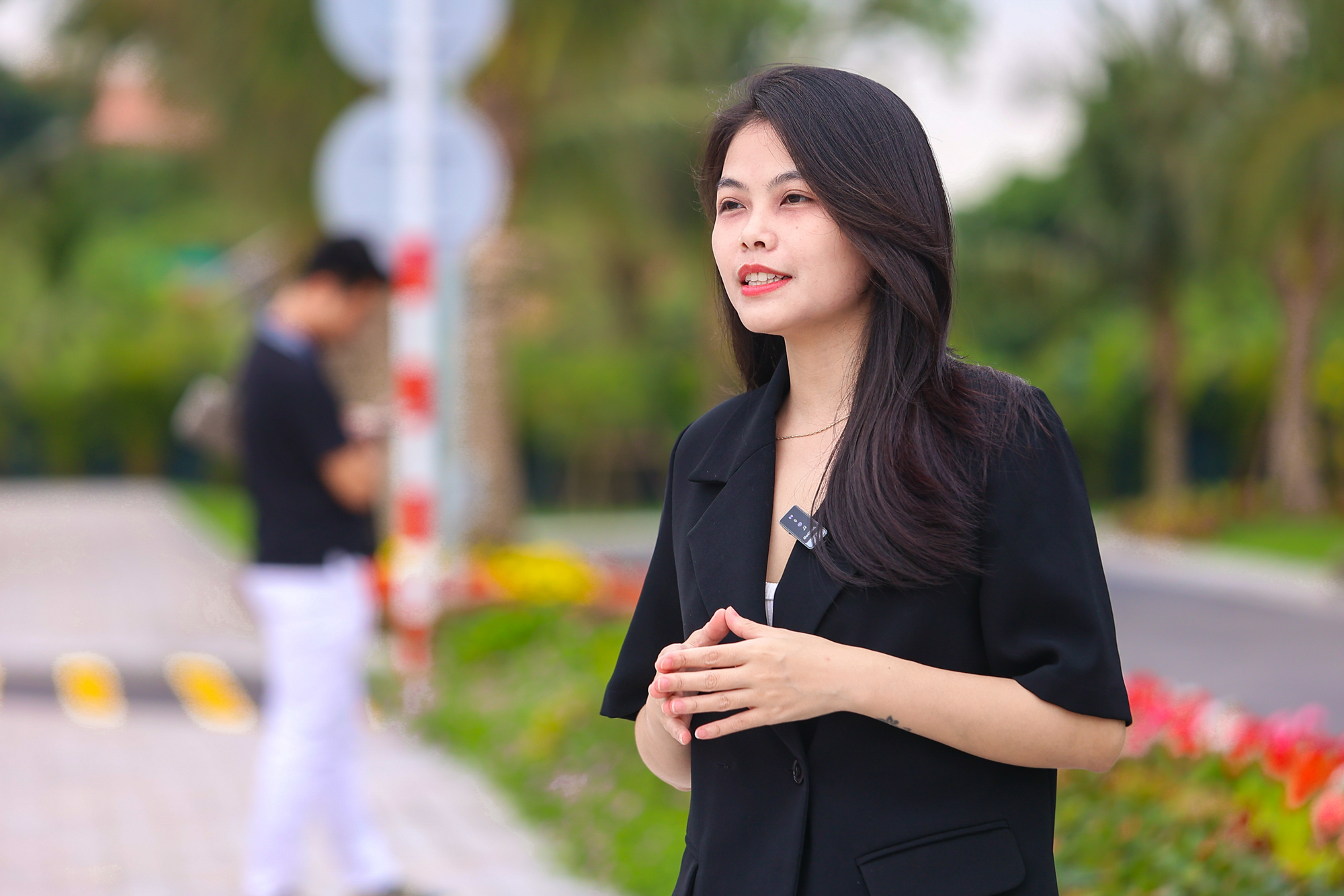 Mô giới, nhà đầu tư nườm nượp đổ về “siêu đô thị 18 tỷ USD” của Vinhomes: Khách sạn kín phòng, quán cơm kín chỗ - Ảnh 12.