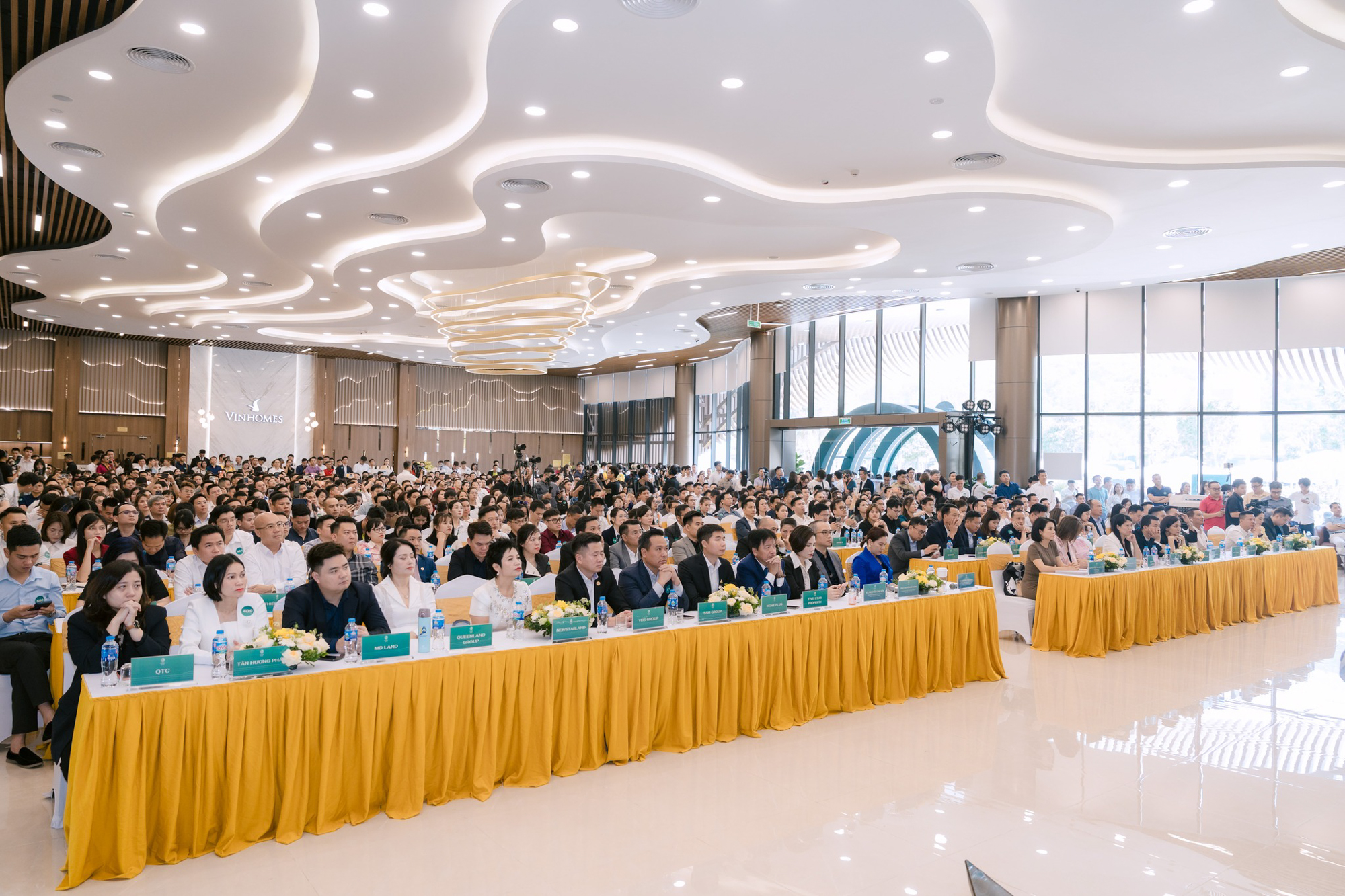 Mô giới, nhà đầu tư nườm nượp đổ về “siêu đô thị 18 tỷ USD” của Vinhomes: Khách sạn kín phòng, quán cơm kín chỗ - Ảnh 13.