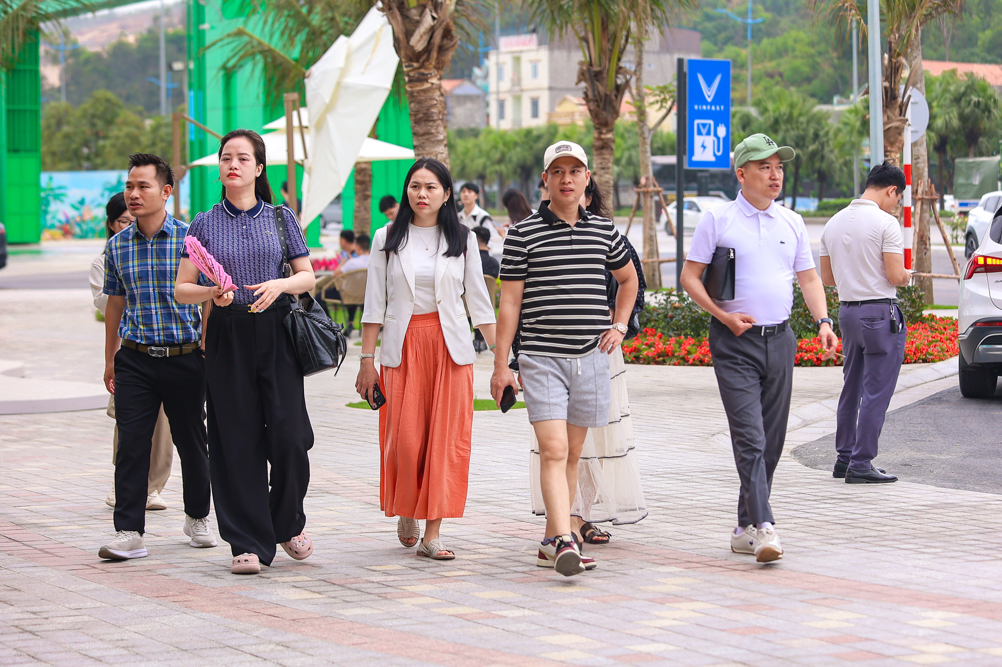 Mô giới, nhà đầu tư nườm nượp đổ về “siêu đô thị 18 tỷ USD” của Vinhomes: Khách sạn kín phòng, quán cơm kín chỗ - Ảnh 14.