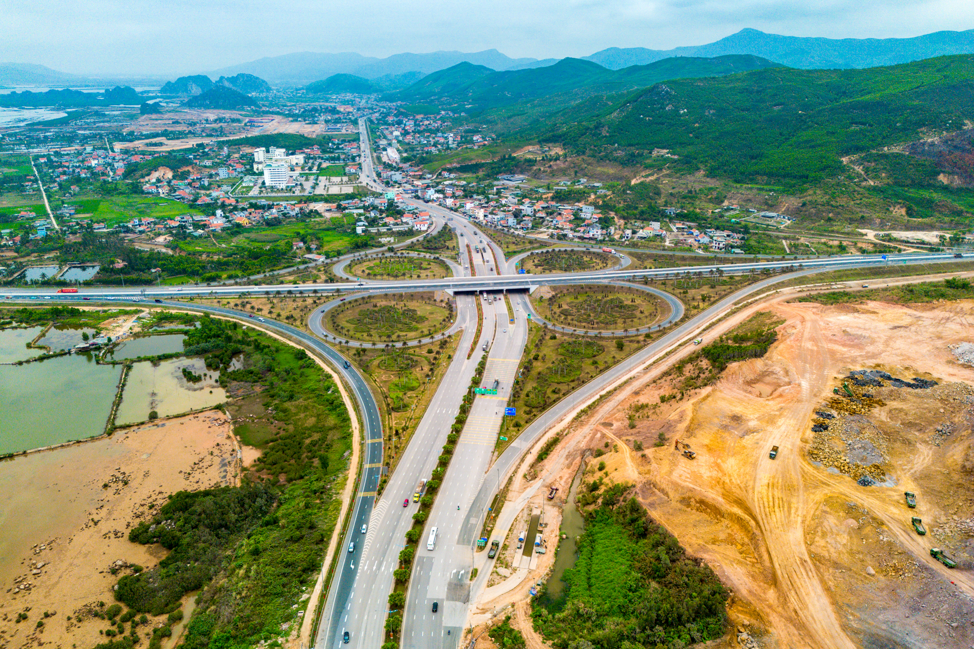 Mô giới, nhà đầu tư nườm nượp đổ về “siêu đô thị 18 tỷ USD” của Vinhomes: Khách sạn kín phòng, quán cơm kín chỗ - Ảnh 3.