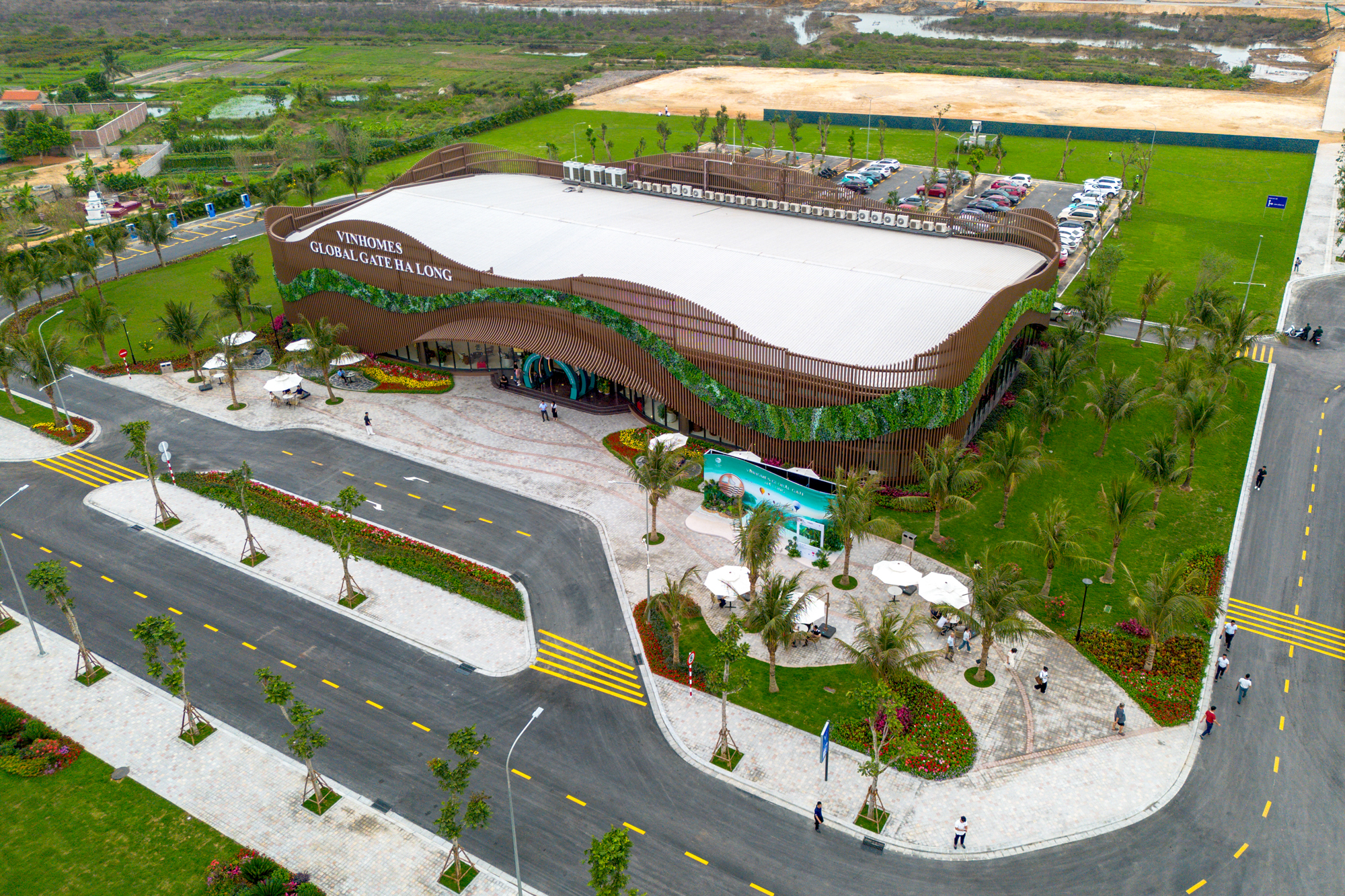 Mô giới, nhà đầu tư nườm nượp đổ về “siêu đô thị 18 tỷ USD” của Vinhomes: Khách sạn kín phòng, quán cơm kín chỗ - Ảnh 4.