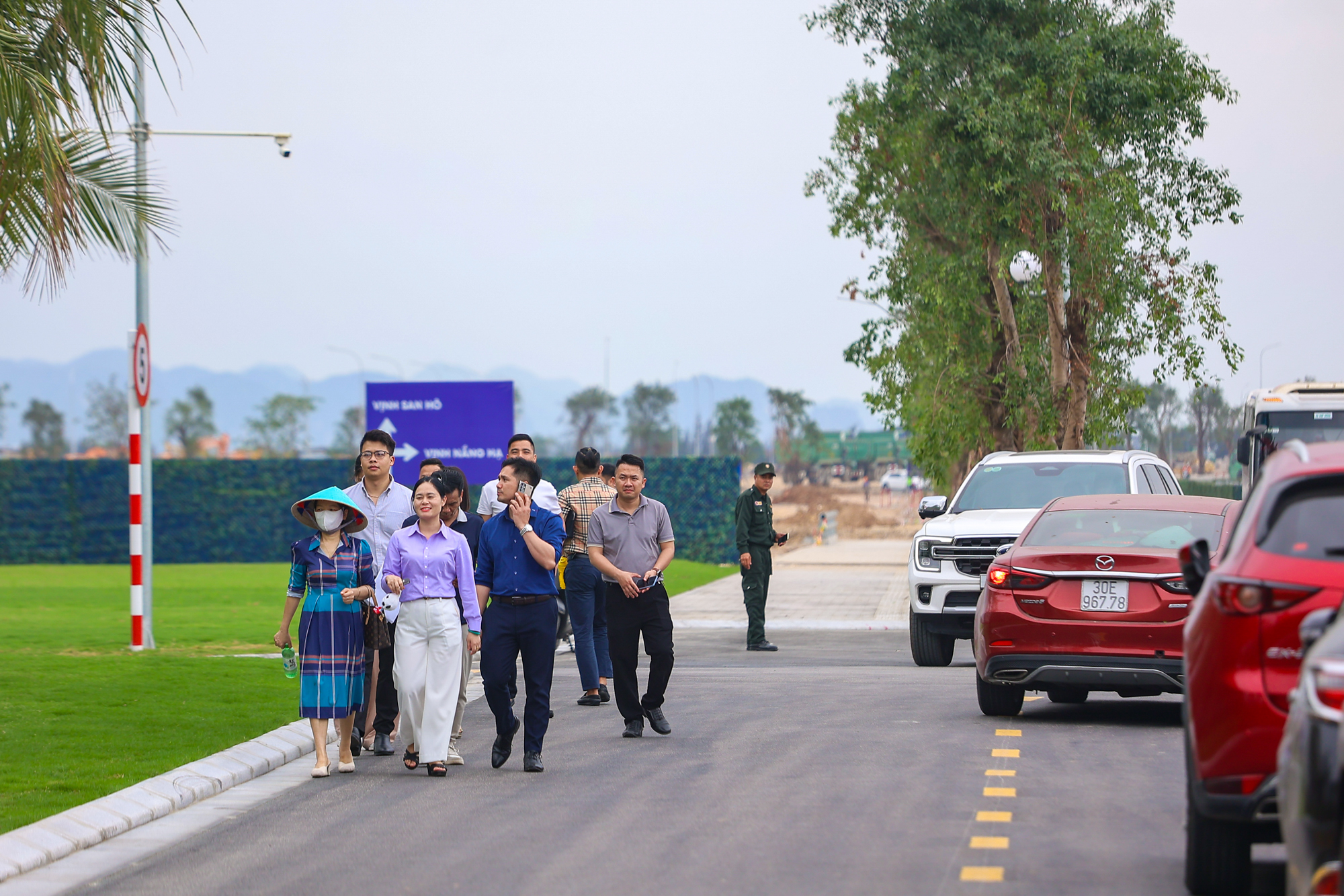 Mô giới, nhà đầu tư nườm nượp đổ về “siêu đô thị 18 tỷ USD” của Vinhomes: Khách sạn kín phòng, quán cơm kín chỗ - Ảnh 5.