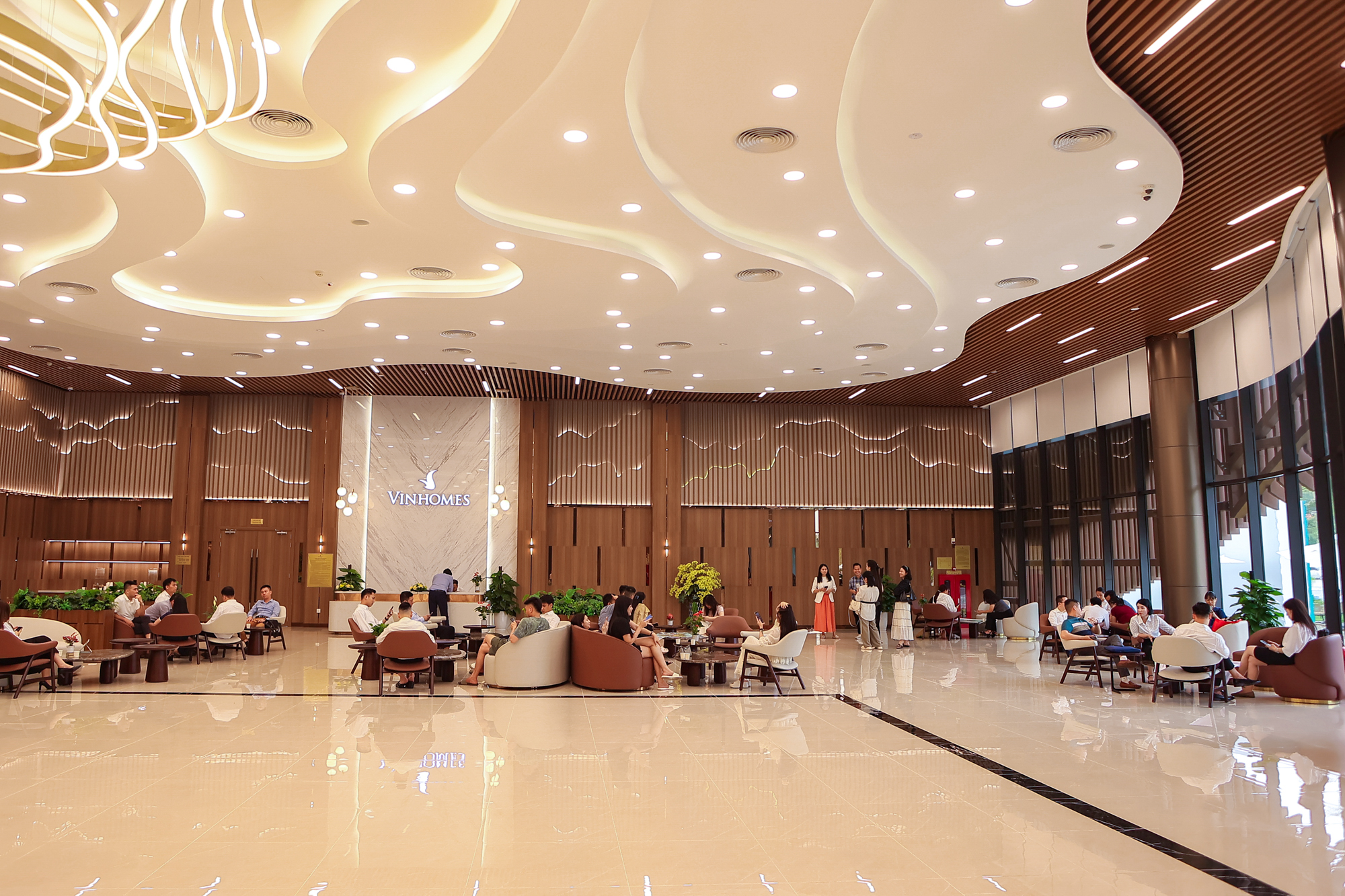 Mô giới, nhà đầu tư nườm nượp đổ về “siêu đô thị 18 tỷ USD” của Vinhomes: Khách sạn kín phòng, quán cơm kín chỗ - Ảnh 7.