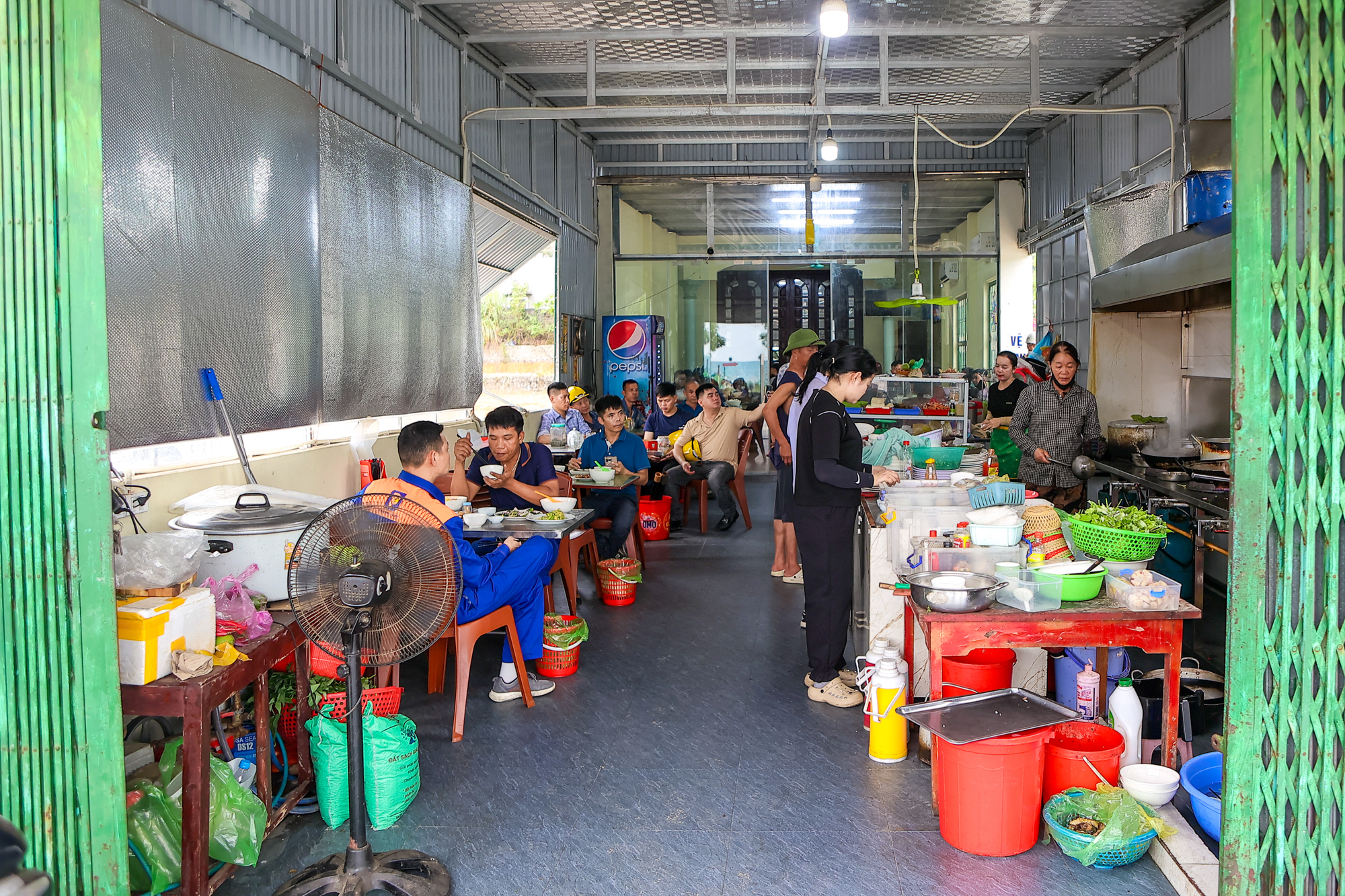 Mô giới, nhà đầu tư nườm nượp đổ về “siêu đô thị 18 tỷ USD” của Vinhomes: Khách sạn kín phòng, quán cơm kín chỗ - Ảnh 8.