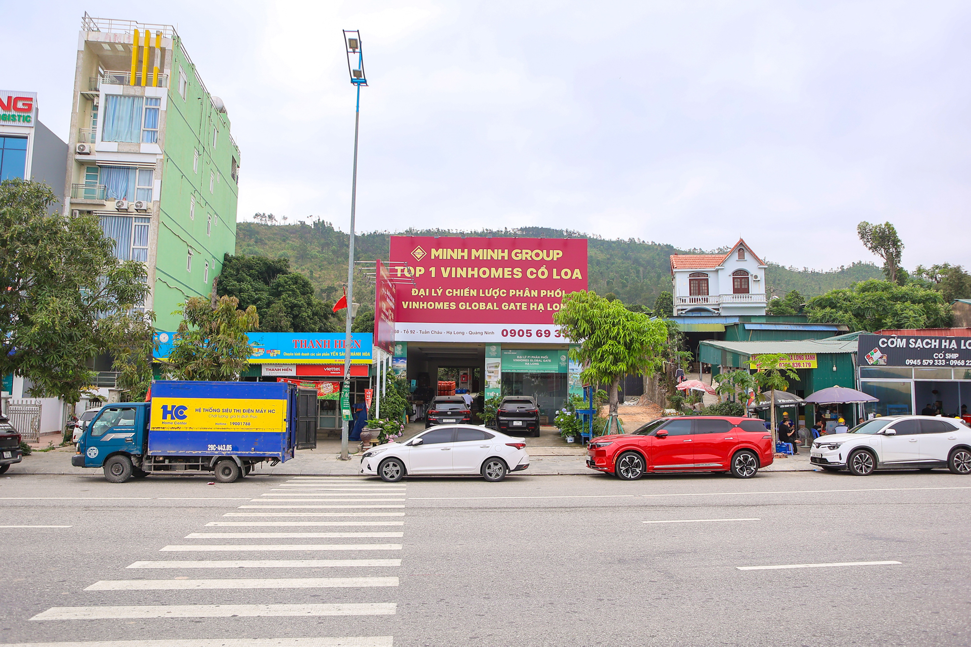 Mô giới, nhà đầu tư nườm nượp đổ về “siêu đô thị 18 tỷ USD” của Vinhomes: Khách sạn kín phòng, quán cơm kín chỗ - Ảnh 9.