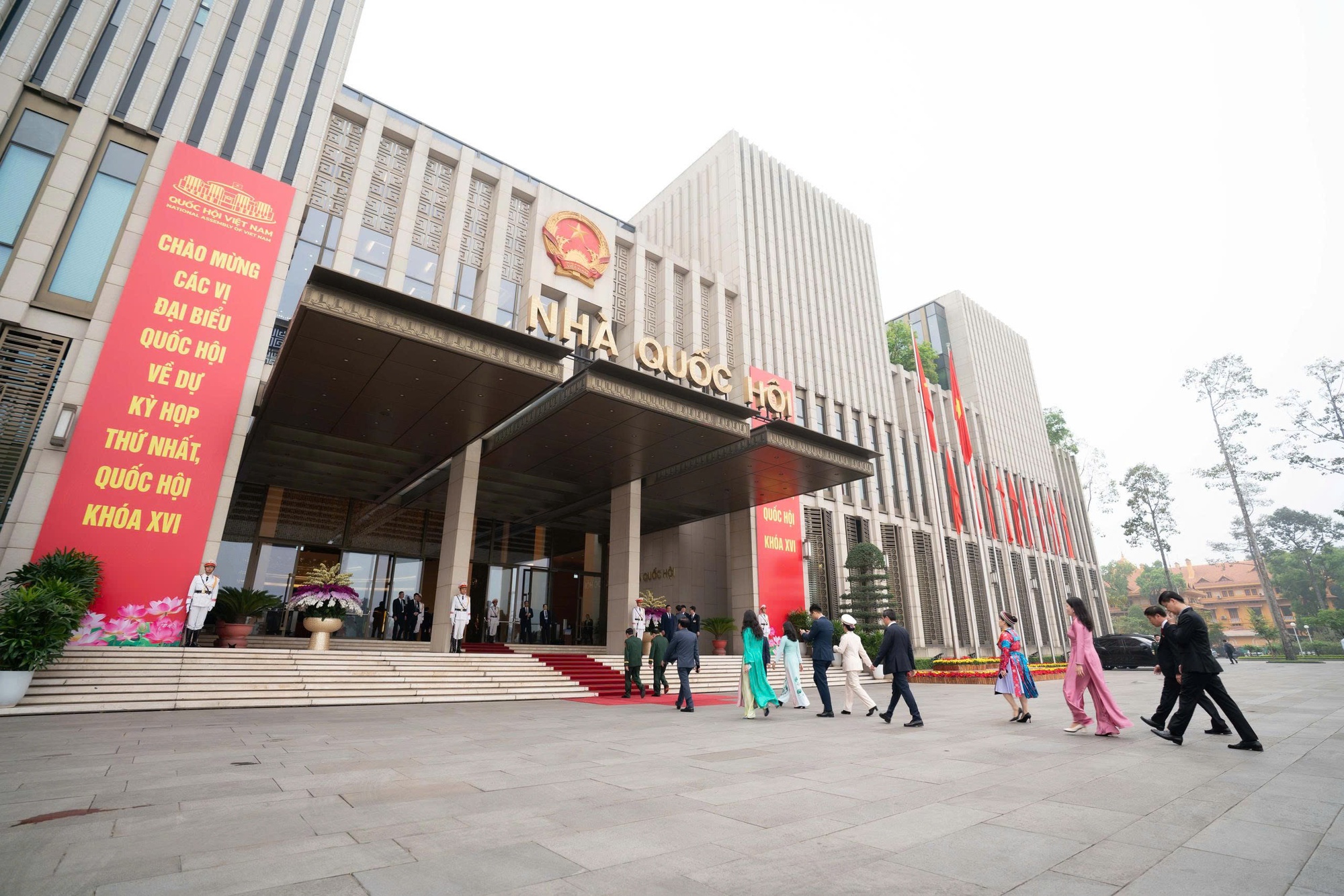 Đại biểu Quốc hội khóa XVI vào Lăng viếng Chủ tịch Hồ Chí Minh - Ảnh 8.