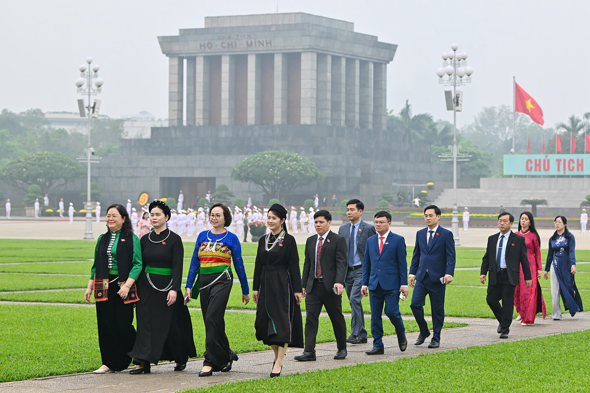 Đại biểu Quốc hội khóa XVI vào Lăng viếng Chủ tịch Hồ Chí Minh - Ảnh 5.