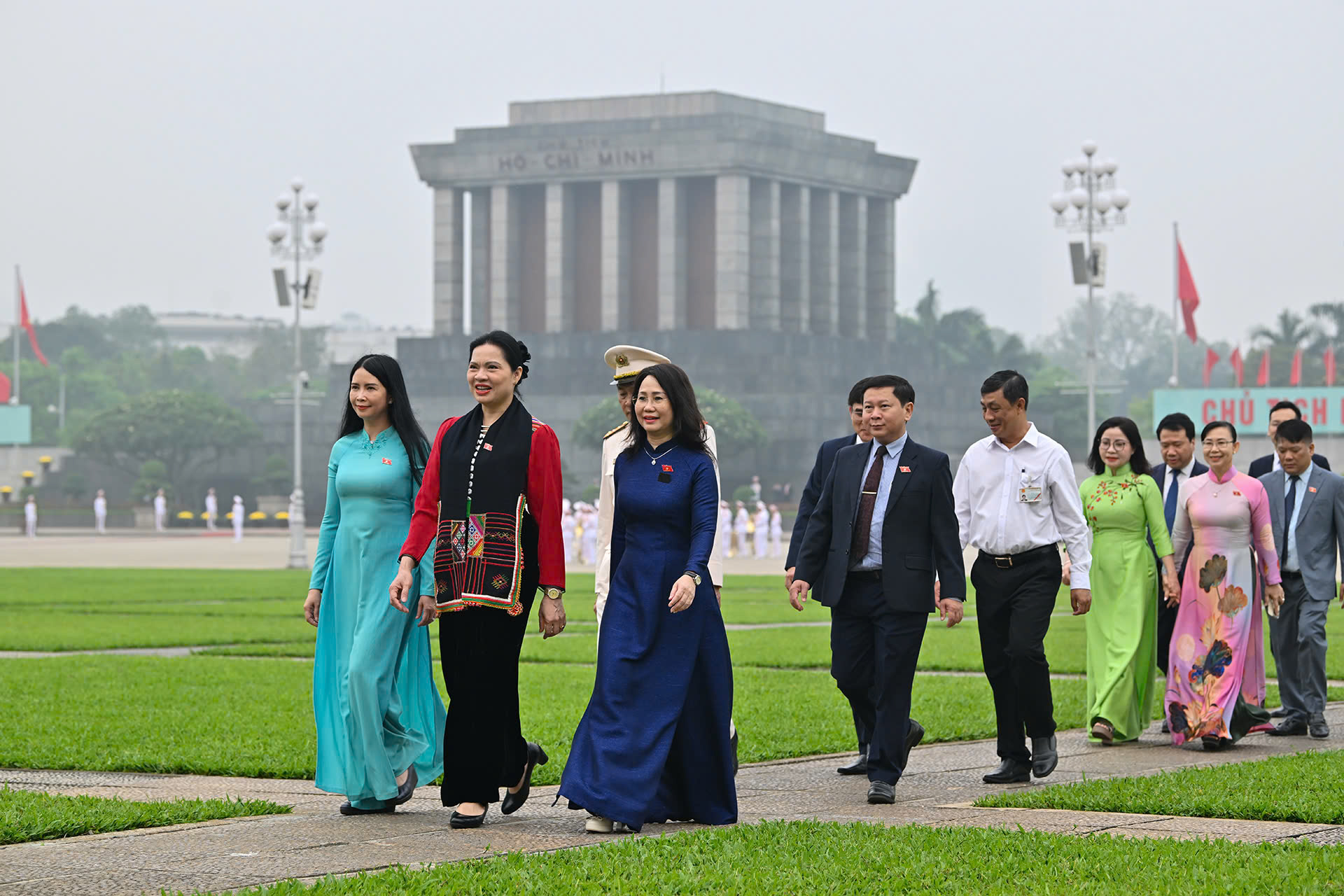 Đại biểu Quốc hội khóa XVI vào Lăng viếng Chủ tịch Hồ Chí Minh - Ảnh 7.