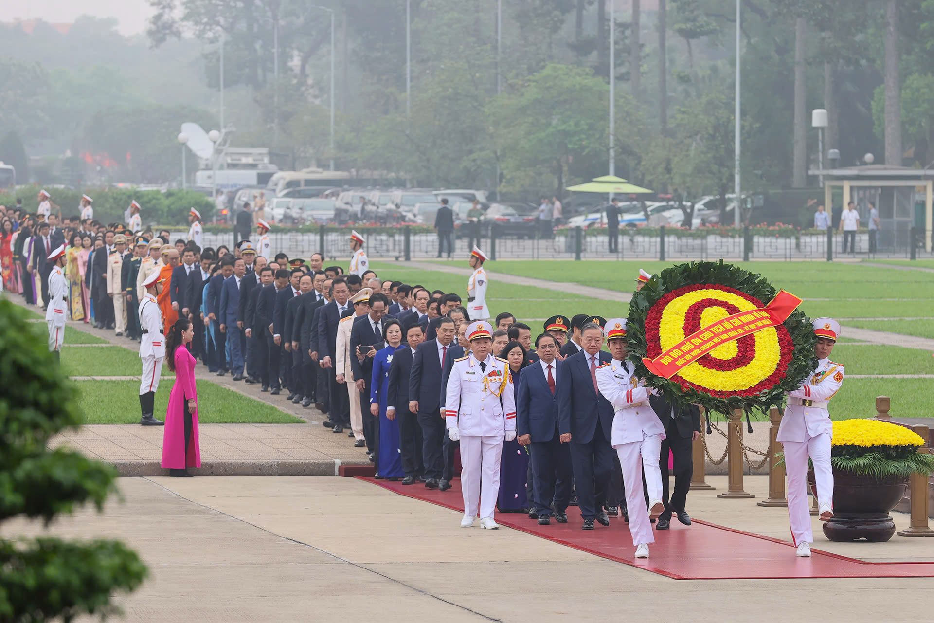 Đại biểu Quốc hội khóa XVI vào Lăng viếng Chủ tịch Hồ Chí Minh - Ảnh 1.