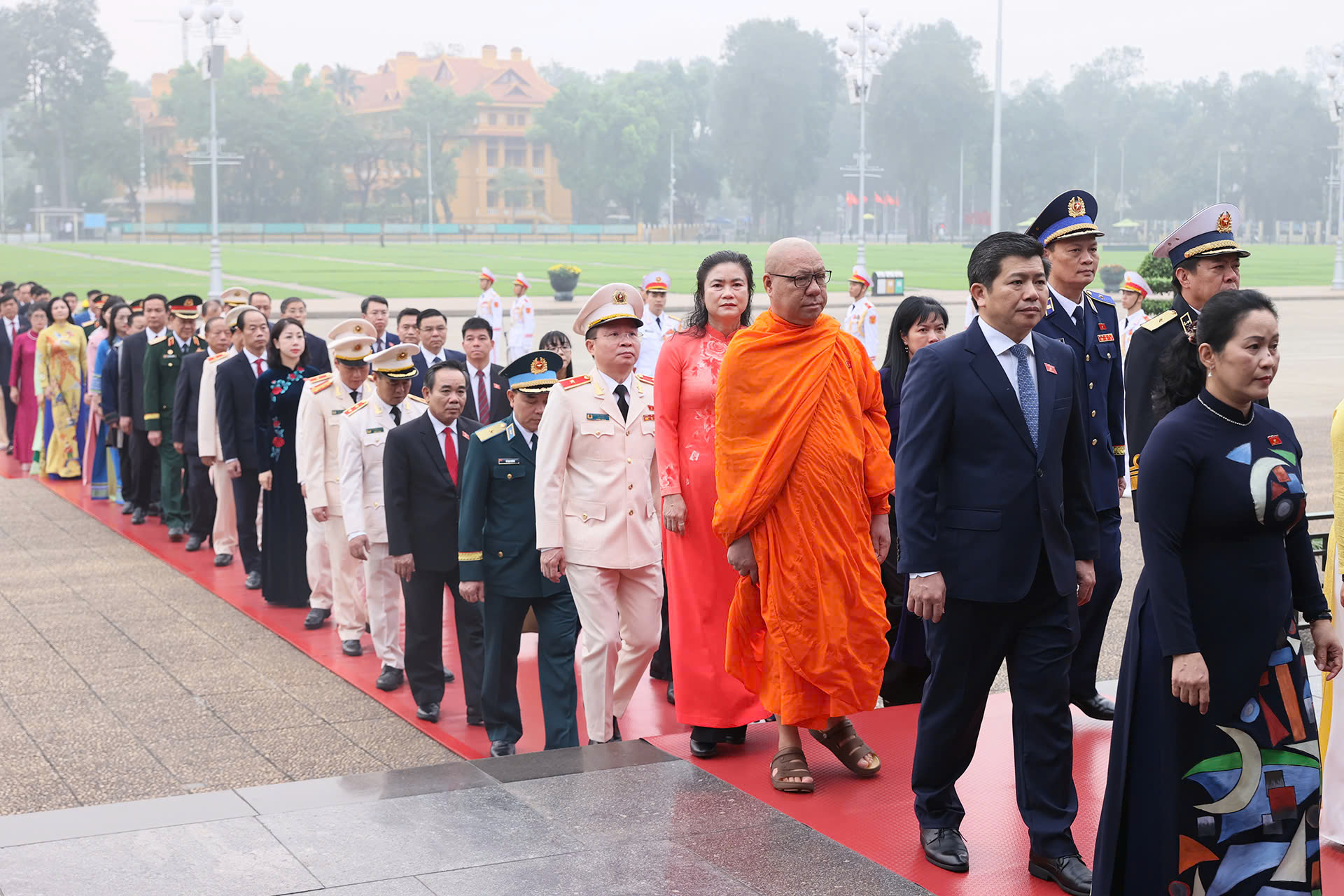 Đại biểu Quốc hội khóa XVI vào Lăng viếng Chủ tịch Hồ Chí Minh - Ảnh 6.