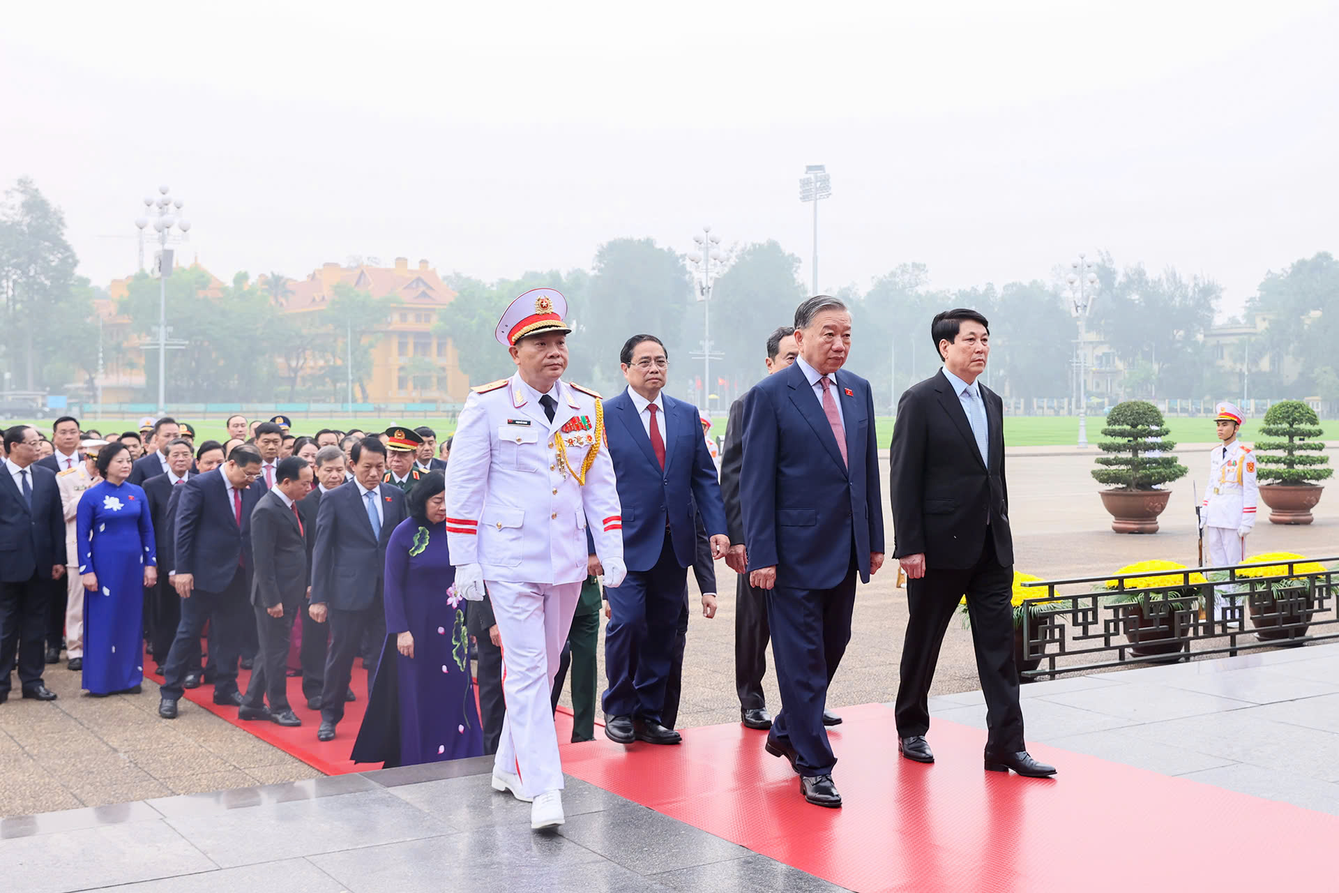 Đại biểu Quốc hội khóa XVI vào Lăng viếng Chủ tịch Hồ Chí Minh - Ảnh 3.