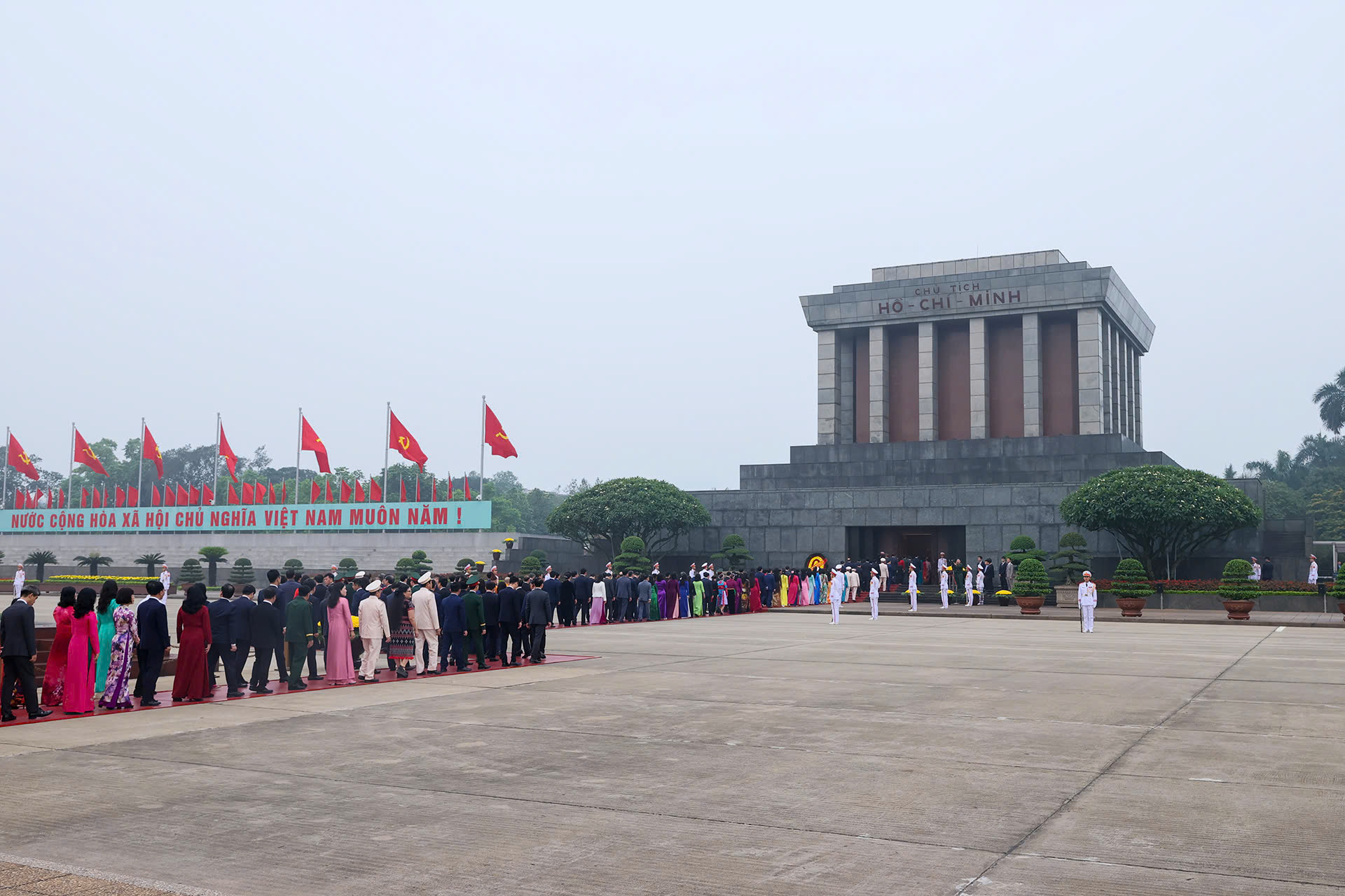 Đại biểu Quốc hội khóa XVI vào Lăng viếng Chủ tịch Hồ Chí Minh - Ảnh 4.