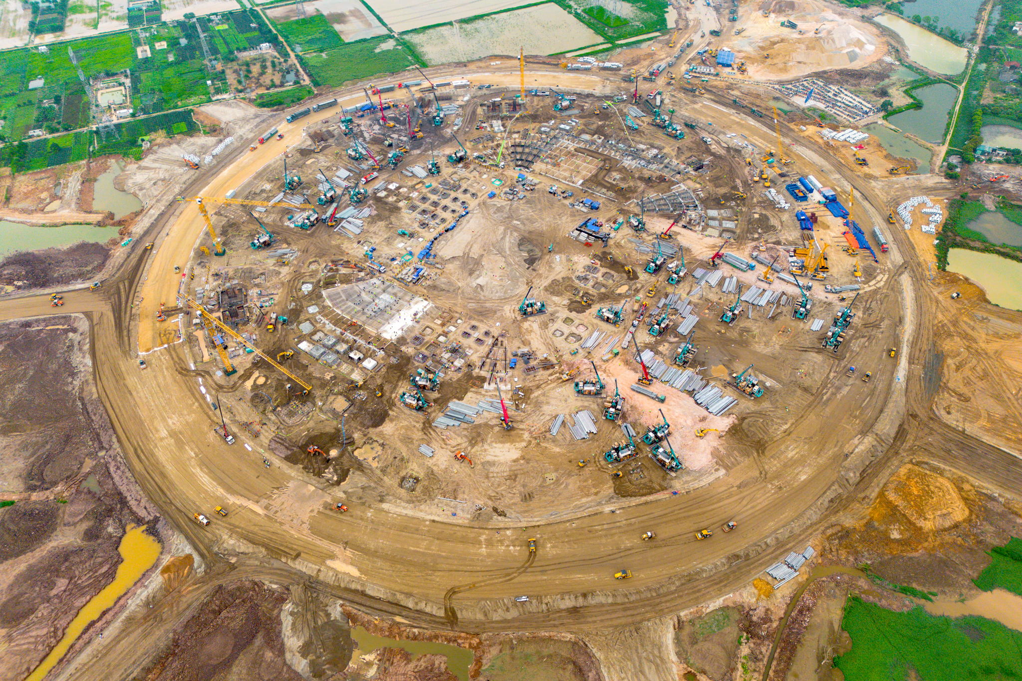 Toàn cảnh mạng lưới giao thông hàng trăm nghìn tỷ kết nối đại đô thị lớn nhất cả nước: Đường 90 m, cao tốc 12 làn xe, ga rộng nhất của tuyến đường sắt 67 tỷ USD - Ảnh 12.