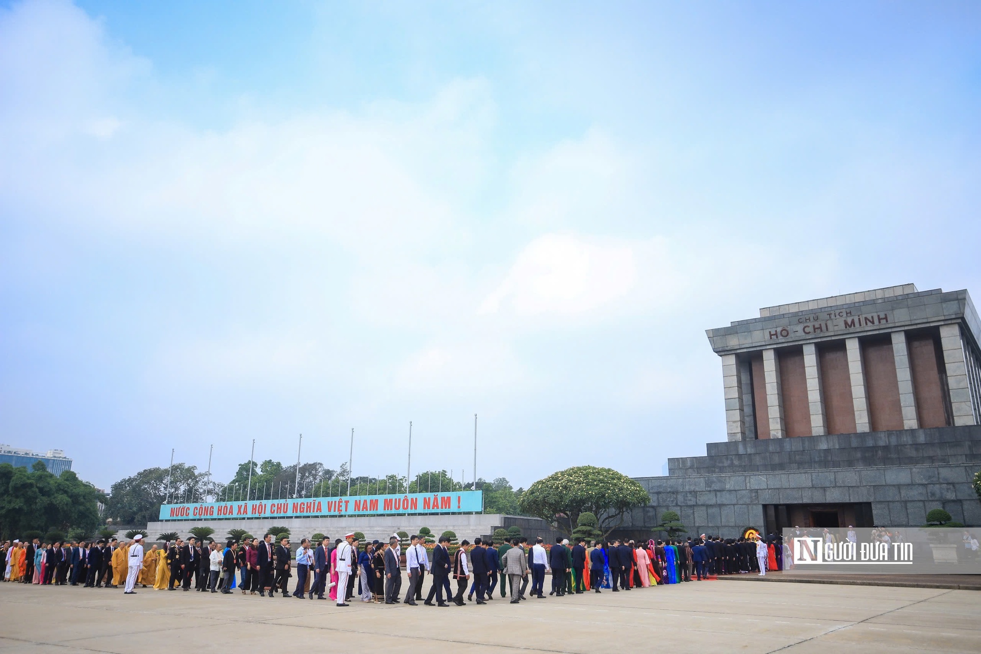 Đoàn đại biểu dự Đại hội MTTQ Việt Nam lần thứ XI vào Lăng viếng Chủ tịch Hồ Chí Minh - Ảnh 3.